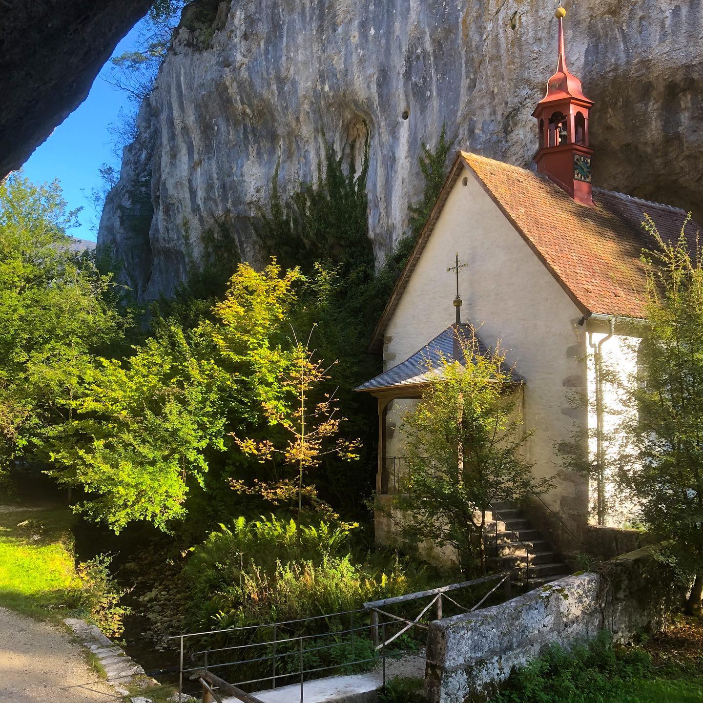 Familienausflug und Rekognoszierung für Marcus von Arbona Teil 2. Verenaschlucht bei Solothurn, ein beeindruckender Weg durch den herbstlichen Wald mit tollem Lichtspiel.
www.rafael-wagner.ch
#marcusvonarbona #historischerroman #historischeromane #mittelalter #frühmittelalter #mittelalterroman #stmauritius #thebäischelegion #stverena #verenaschlucht #solothurn #aargau #schlucht #herbst