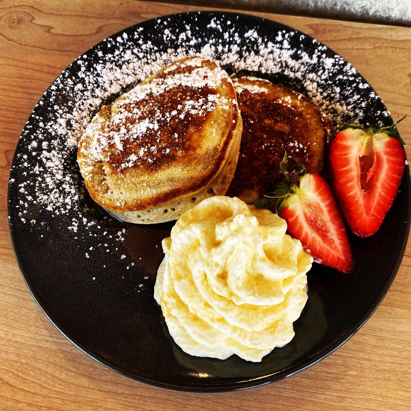 Just right for that Sunday afternoon snack attack and just a little different 😝 Now serving banana hot cakes with fresh cream and maple syrup 🍌🍓🥞❤️