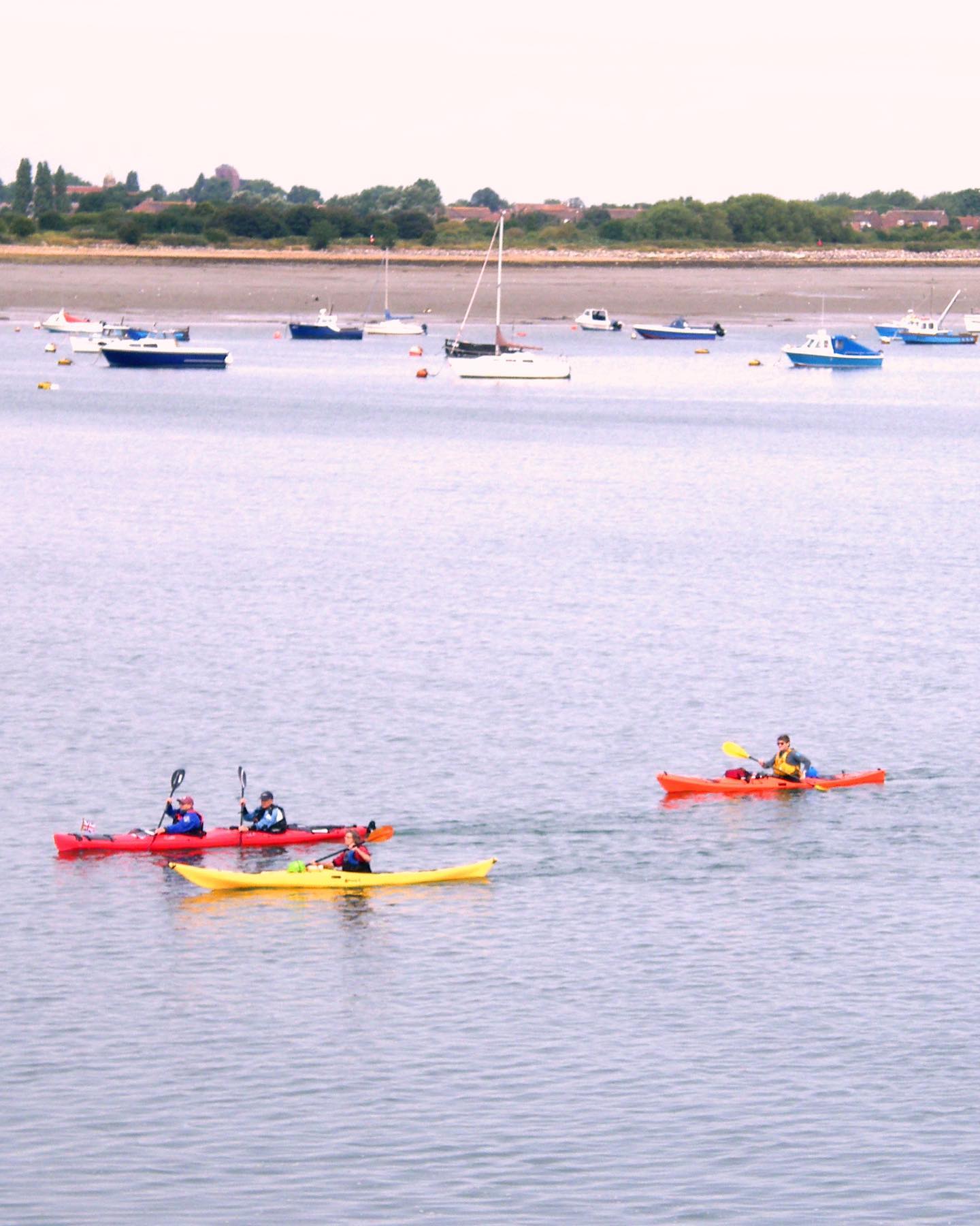 Last week a kayaker got into severe difficulties in our waters. In coordination with Solent Coastguard and @rnli_portsmouth we pulled him from the water and he lived to tell the tale 👍🏻
If you are planning to kayak in #langstoneharbour always remember to check weather and tidal conditions before you set off, ALWAYS wear a buoyancy aid, and carry a waterproof method of communication (VHF radio or mobile phone)
#kayaking #rescue #staysafe