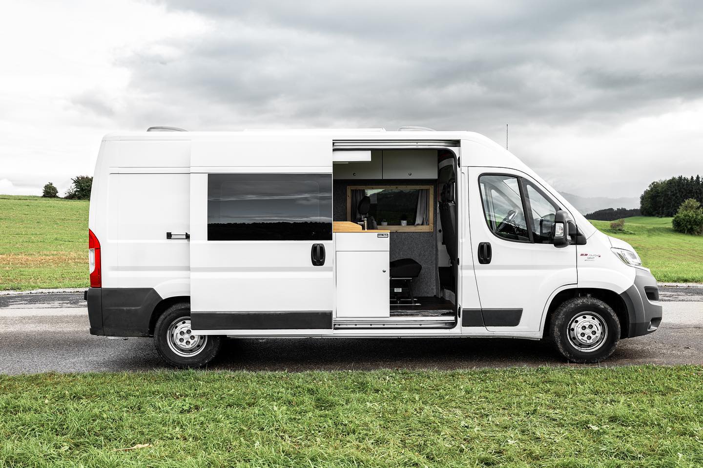 Diesen individuellen Ausbau durfte ich über den Sommer für eine vierköpfige Familie realisieren.😃🙌🏼
Mit ausziehbaren Betten und super viel Stauraum stehen den nächsten Abenteuern nichts mehr im Wege.🚐💨
#ducato #camper #campervan #individual #handmade #swissmade #family #adventure #vanlife #camperlife #roadtrip #holiday #build #vanplan #vanlifeschweiz