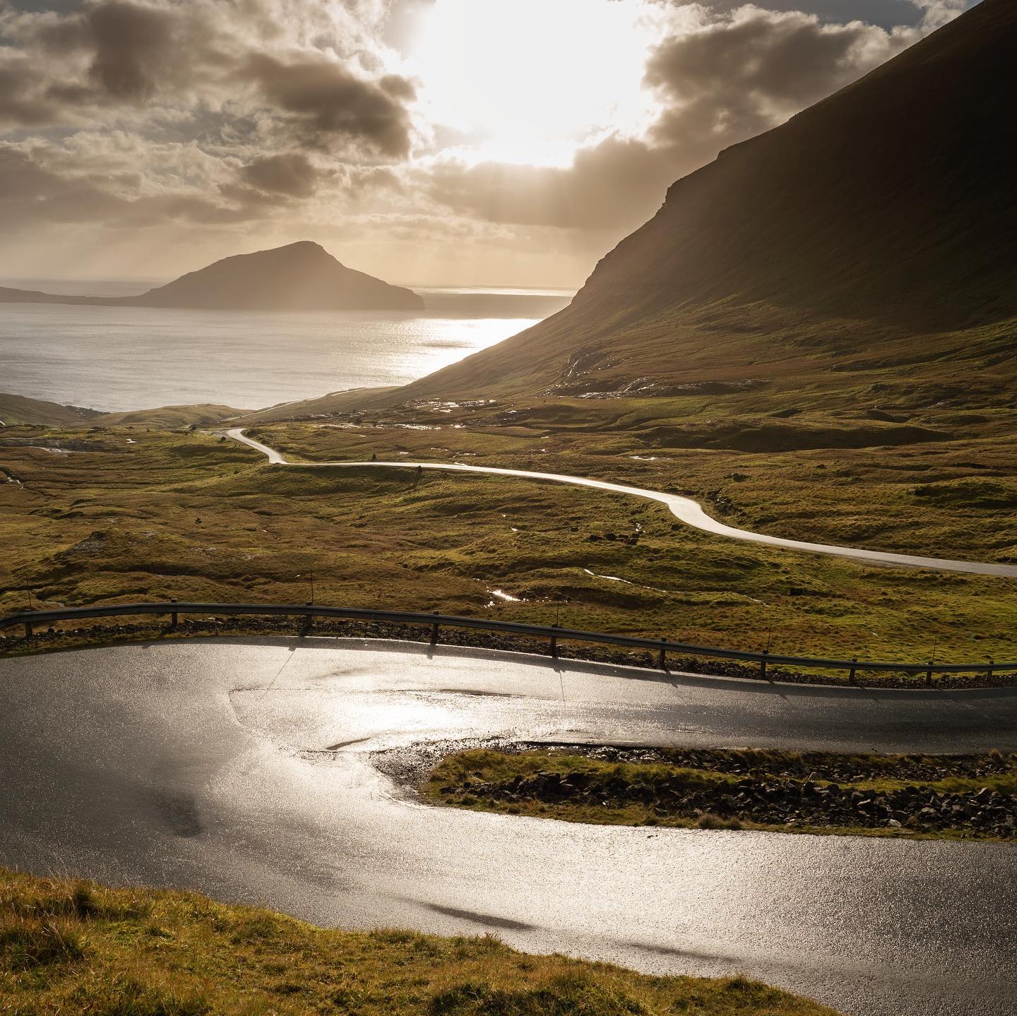 Some shots of my latest trip to the @faroeislands .
Currently busy with a documentary project about tourism.
More info will follow :)
.
@chriseyrewalker @ashleyjoannaphoto @joke_de_doncker