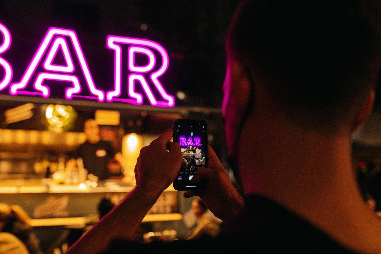 Hey Folks! Our bar sign is finally ready 🙌🏽
Just another iconic project from @schweppes_de & the amazing team of @chicagowilliamsbbq
They rent out our whole truck to build a bar stage in front of the legendary old restaurant location of Chicago. Thx for having us & cheers 🍸
#visitberlin #berlinnightlife #barscene #berlin #berlinfood #exploreberlin #bar #foodtruck #hapiness
