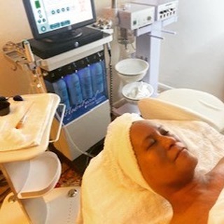 Love the skin you’re in... Hydrating facials are great for all skin types.
#hydrafacial #Lightstemtherapy #beautysociety #esthetician #beautifulfacials #facialskincare #skincare #deepporecleansing