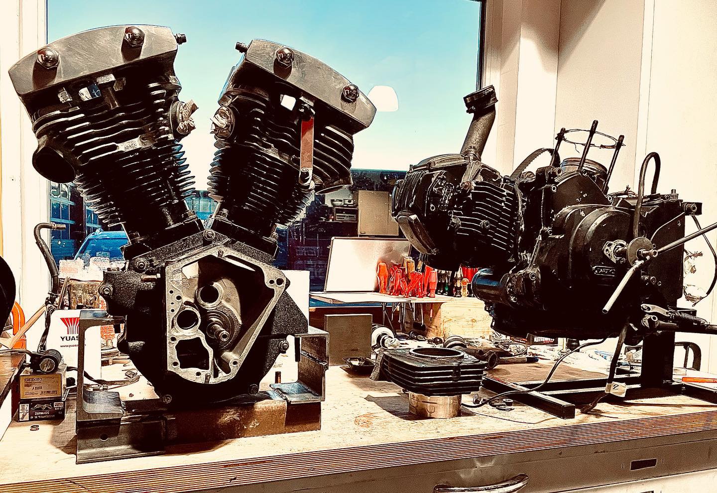 Motoren, Motoren, Motoren…
#harleydavidson #shovelhead #motor wird nach der #revision zusammengebaut, der #ducati #750ss hat es noch vor sich…
#motorcycle #motorbike #motorrad #desmo #chopper #germanbikeprojekt by #robby