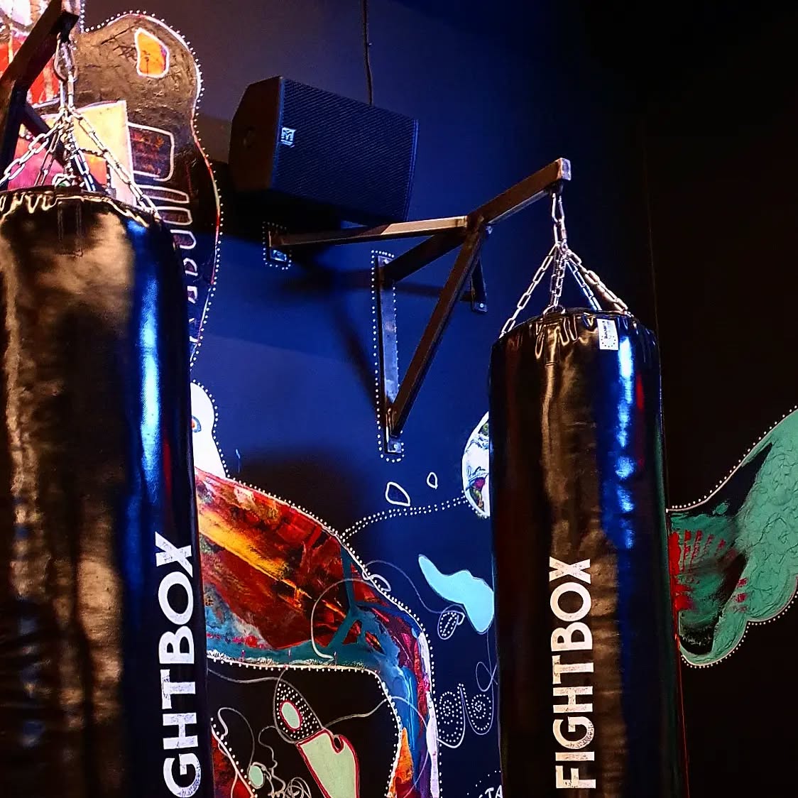 Idag hade Fightbox nya lokaler i slussen premiär. Vi är glada över att ha fått designa, installera och trimma ljudsystemet med PA från Martin Audio och styrsystem från Yamaha.
8 x Blackline X8
1 x SX212
2 x Adorn A55 för entrén
4 x Adorn A55 för egenträning
2 x Adorn A55 för omklädningsrum
1 x MTX5-D
1 x XMV8280
1 x VIA2004
1 x AVIO BT
#wssab @martinaudio #martinaudio @yamaha_proaudio_official @fightboxstockholm @audinate