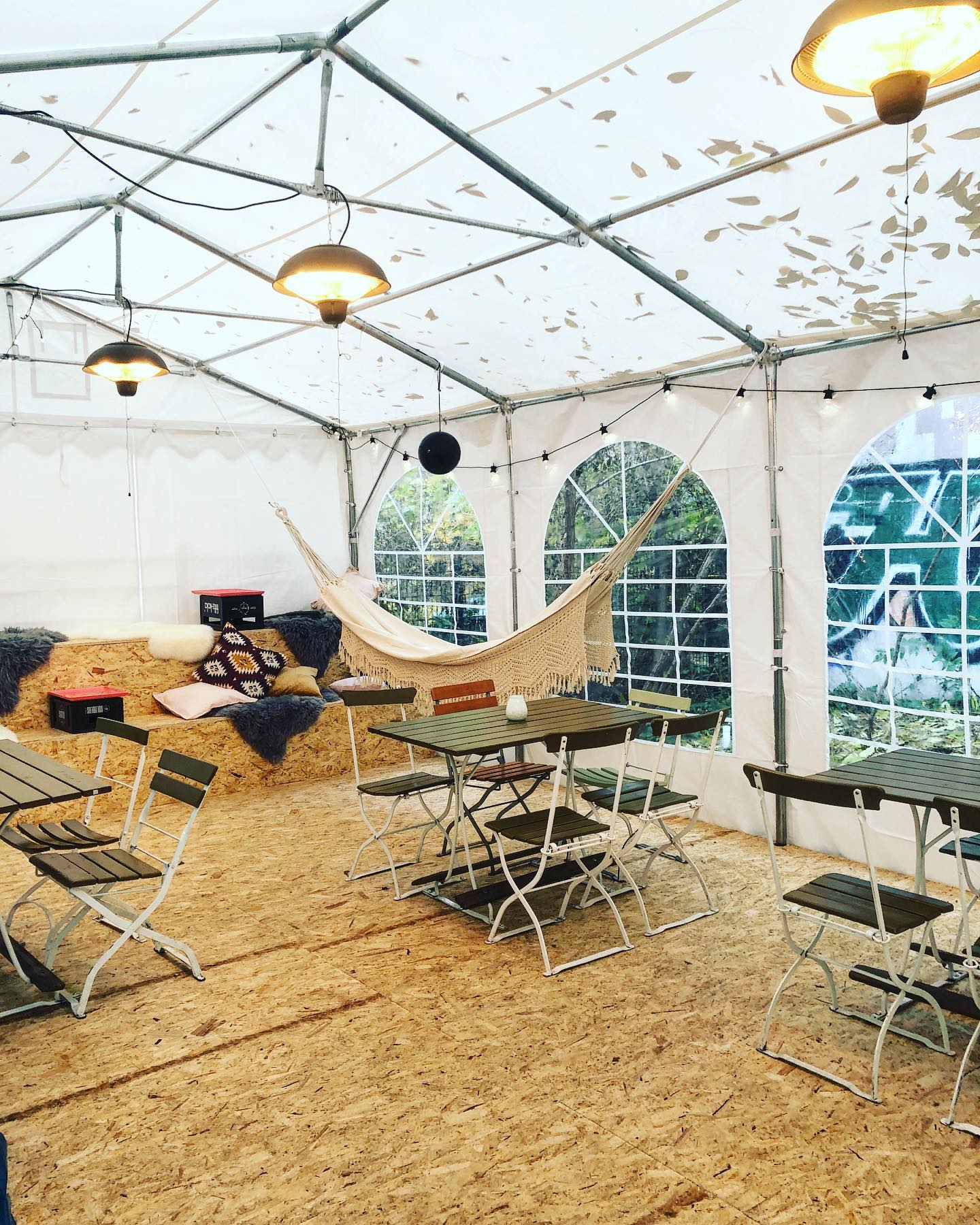 In unserem Bierzelt könnt Ihr gemütlich sitzen und essen, es gibt Decken, Kissen, Felle und ganz wichtig Wärmelampen 🔥
.
.
.
.
#mädchenitaliener #mädchenitalienerimbiss #mulackstrasse #bierzelt #fishnchips #moulesfrites #pommes