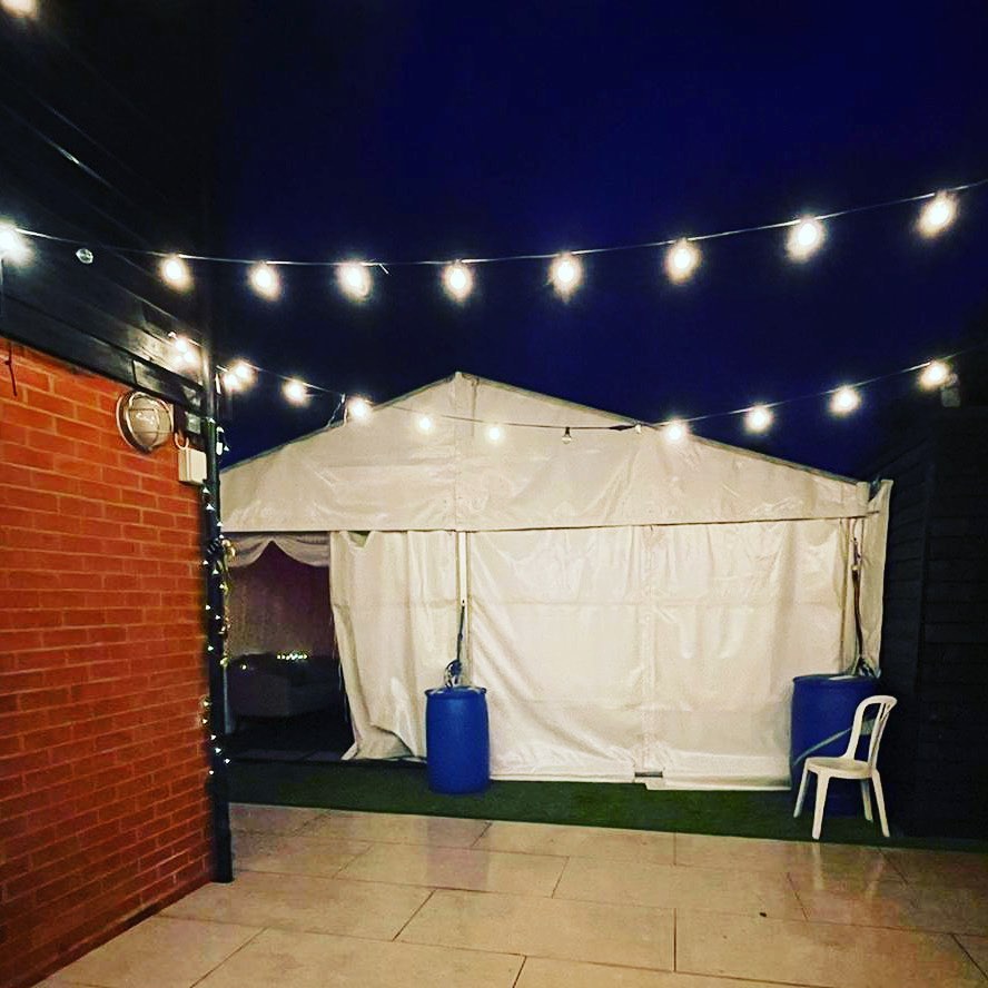 ๐โจAn #18th #birthday #party celebrated in style!
This job was over the course of two days.
What we supplied -
- 9x3 Marquee attached to the customers summer house with flooring, carpet, Ivory pleated linings and fairy lights.
- 4ft 1 & 8 light up numbers with half arch balloons.
- Multi colour photo booth back drop.
- Decorations ๐๐๐
- Small Bar Hire
- Professional DJ and equipment supplied by our sister business @stardjsessex
For any enquiries please visit www.essexeventplanners.co.uk