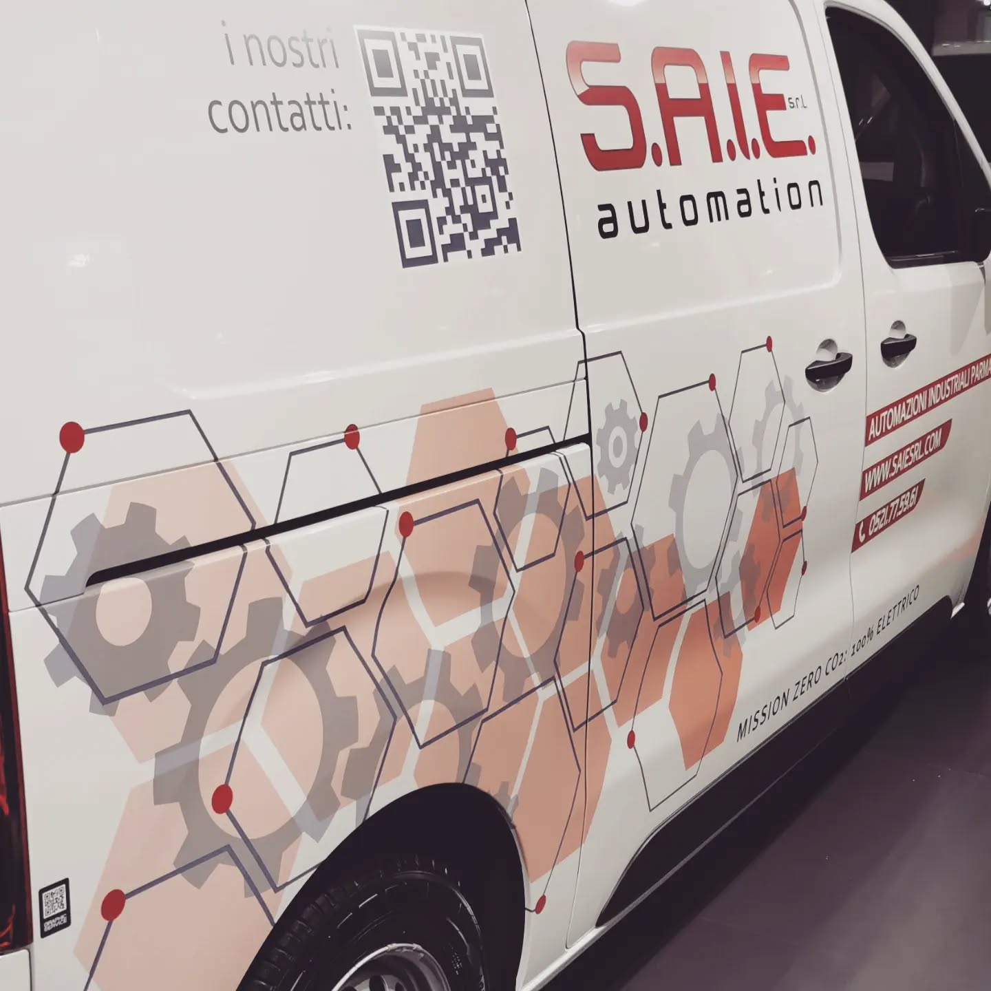 Cliente: SAIE srl
.
Lavoro: Personalizzazione mezzo commerciale.
.
Materiale: Pellicole pvc 3M.
.
#automotive
#graphic
#graphicdesign
#pubblicità
#immagine
#personalizzazioni
