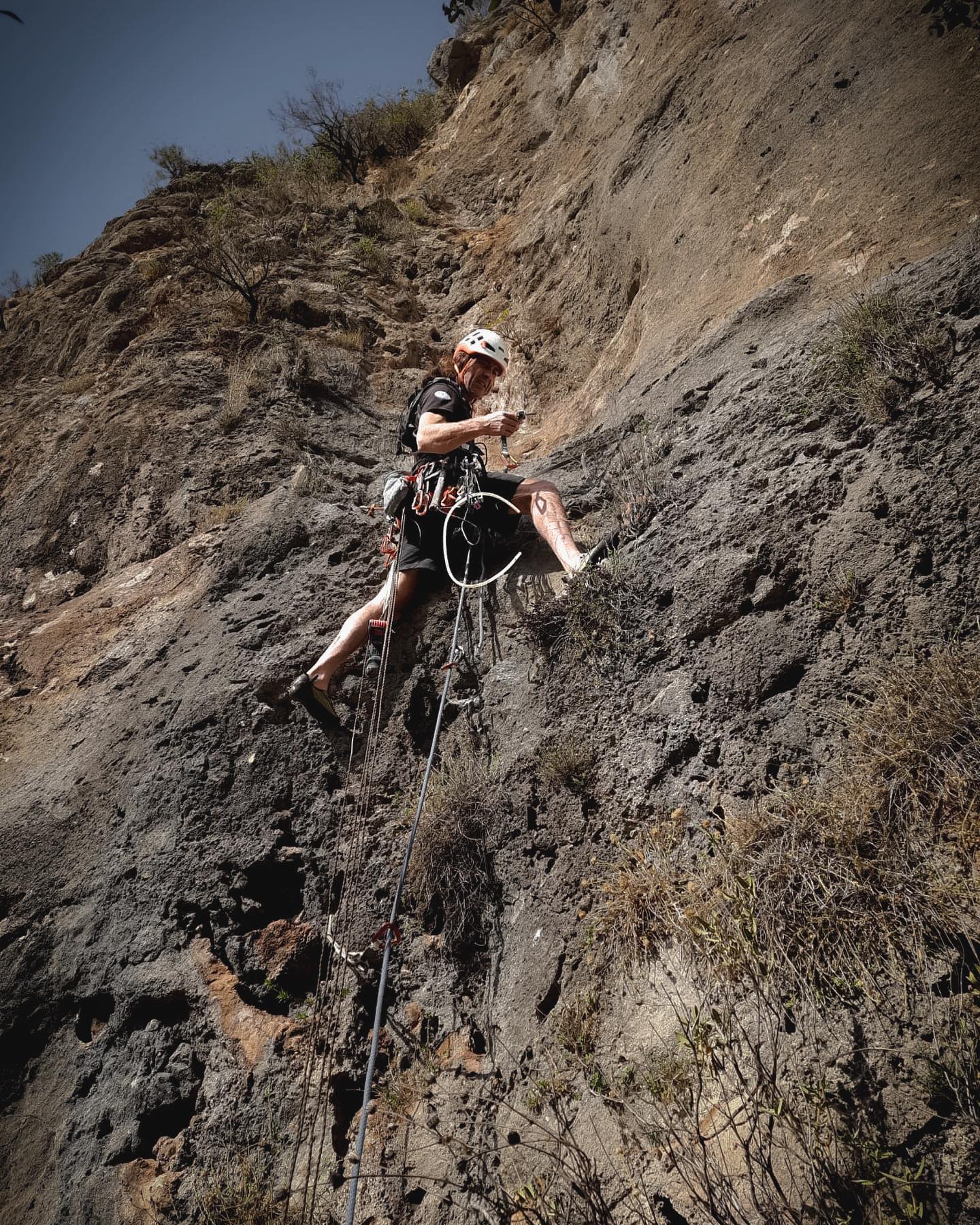 Geyikbayırı’ndan herkese merhabalar. Artık sezon açıldı, biz de oldukça yoğunuz. ⚡️
Fotoğrafta Öztürk Kayıkçı , Petzl Coeur Pulse, removable boltları kullanarak, aşağıdan yukarı yeni bir çok ip boylu rota açıyor.
Emniyet @idoynoy , Murat Okur’dan.
Hepimizin dağlarda ve kayalarda kendini anladığı ve keşfettiği tırmanış dolu bir sezon olması dileğiyle. 🏔🧗🏾♂️
📸 @idoynoy
•
•
#climbing #climber #rockclimbing #petzl #boltingantalya #antakya #geyikbayırı #turkey #öztürkkayıkçı #petzl
