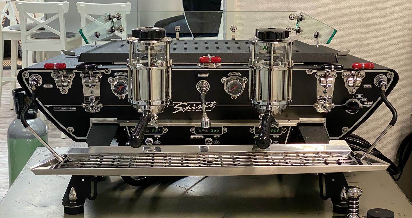 Vi uppdaterar vårt showroom och därför behöver denna maskin tyvärr (för oss) röra på sig. Maskinen är en Kees van der Westen spirit med idromatic. Idromatic ger dig en extra progressiv förfuktningsperiod innan fullt tryck uppnås. Dessutom kan du justera detta med med vredet på gruppen. Dessutom är det för j***a snyggt också. - -Shot timers-ställbart ångflöde-ställbar spillbricka-auto backflush-dubbla pumpar-etc-etc. Nypris 192000. Detta exemplar från 2019, vars historia endast består av arbete i showroom, fullservad med 12 mån garanti blir din för 140000kr +moms. Jag skulle säga att det är ett kap som inte händer inför varje Jul……..