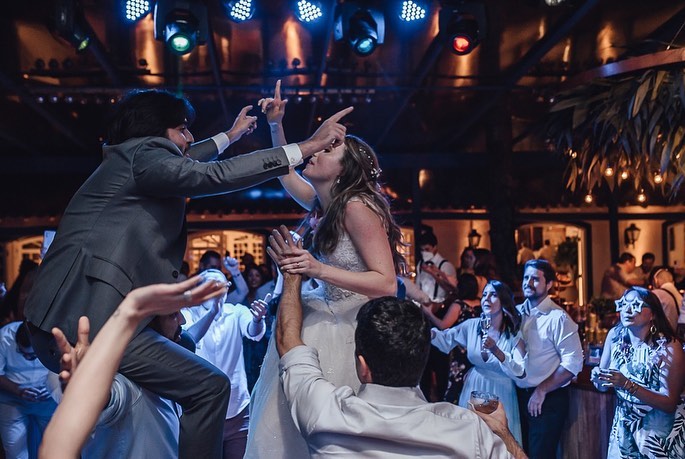 Muita alegria em ver a galera se jogando na pista, juro é um sentimento incrível ver quem tanto adiou e esperou casando! ❤️
#casamentopospandemia #pistadedança #iluminacaodecasamento
Acessório @marianaribeiroheadwear
Assessoria @amoraassessoria
Banda @fullnote_
Bar @double_bartenders
Celebrante @re.renatodumas
Decoração @cristinaflordecor
Dj @djfabioreder
Doces @carol_melo_doces
Doces e bem-casados @atelieabelharainha_
Doces e bolo @tammymontagna
Espaço: @fazenda.alvorada
Foto @vitorbarboni
Gastronomia @banqueterianacional
Gerador @quattrogeradores
Make @studioelisafontinhas
Papelaria @aiqideia
Penteado @silviabrito.beauty
Seguranças/Manobrista @nooturna
Sonorização/iluminação @mdeventosproducoes
Traje Noivo @zegnaofficial
Vestido @delicasymaison
Vídeo @hrtfilmes