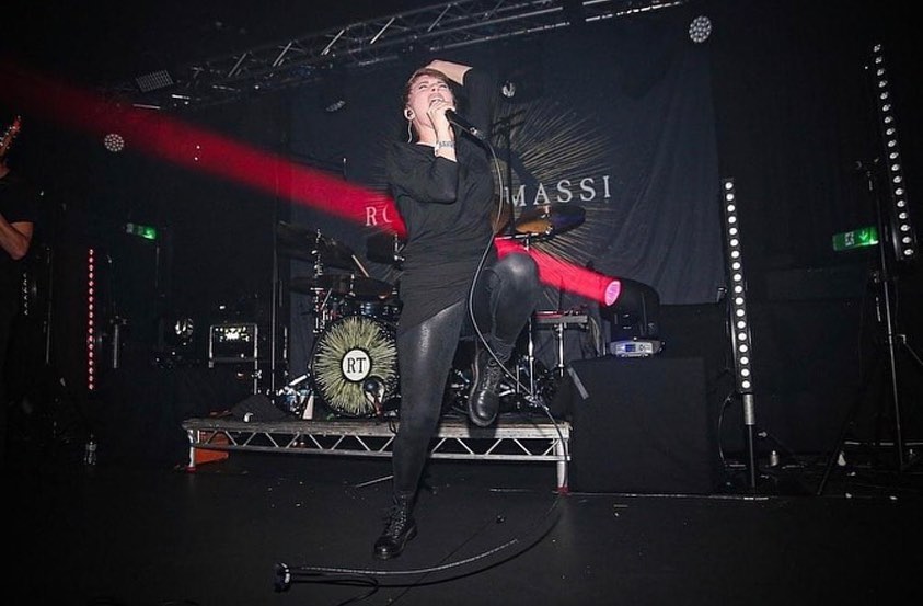 Stage backdrop & custom reso head for @rolotomassiband - đ¸ @abbidraperphoto / @cookie_vvonster
.
.
.
.
#stage #stagebackdrop #drumhead #bandbanner #band #customprint #stagescrims #scrim #bandbackdrop #gig #festival #rolotomassi #ukband