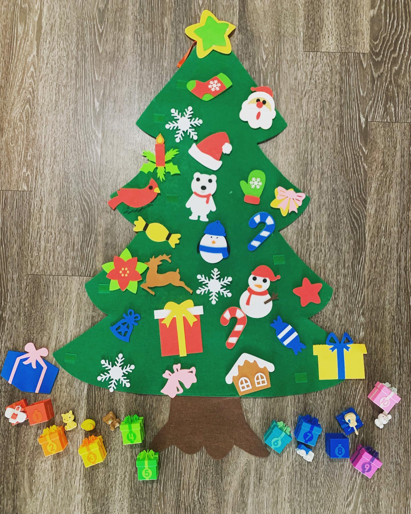 Loving this fun, screen-less, holiday theme, language-rich activity! ❄️ 
🎄Here I have a felt tree with fun decorations (from Amazon).
Your kiddos will learn lots of holiday themed vocabulary, spatial concepts (top, middle, bottom, off, on), following directions, and color/size concepts.🎄
🎁 I also brought out my present set from Learning Resources which is perfect for the holidays or any days (because what kid adult doesn’t love opening gifts? )Each box is numbered, colored and there is a cute miniature toy inside. Again, fantastic for turn taking, playing a guessing game (peek inside and give your child 2-3 clues about what’s inside), and vocabulary building! 🎁
The best part is that we can decorate the tree and open gifts again and again all season long!  Happy holidays and happy communicating! 💚❤️
