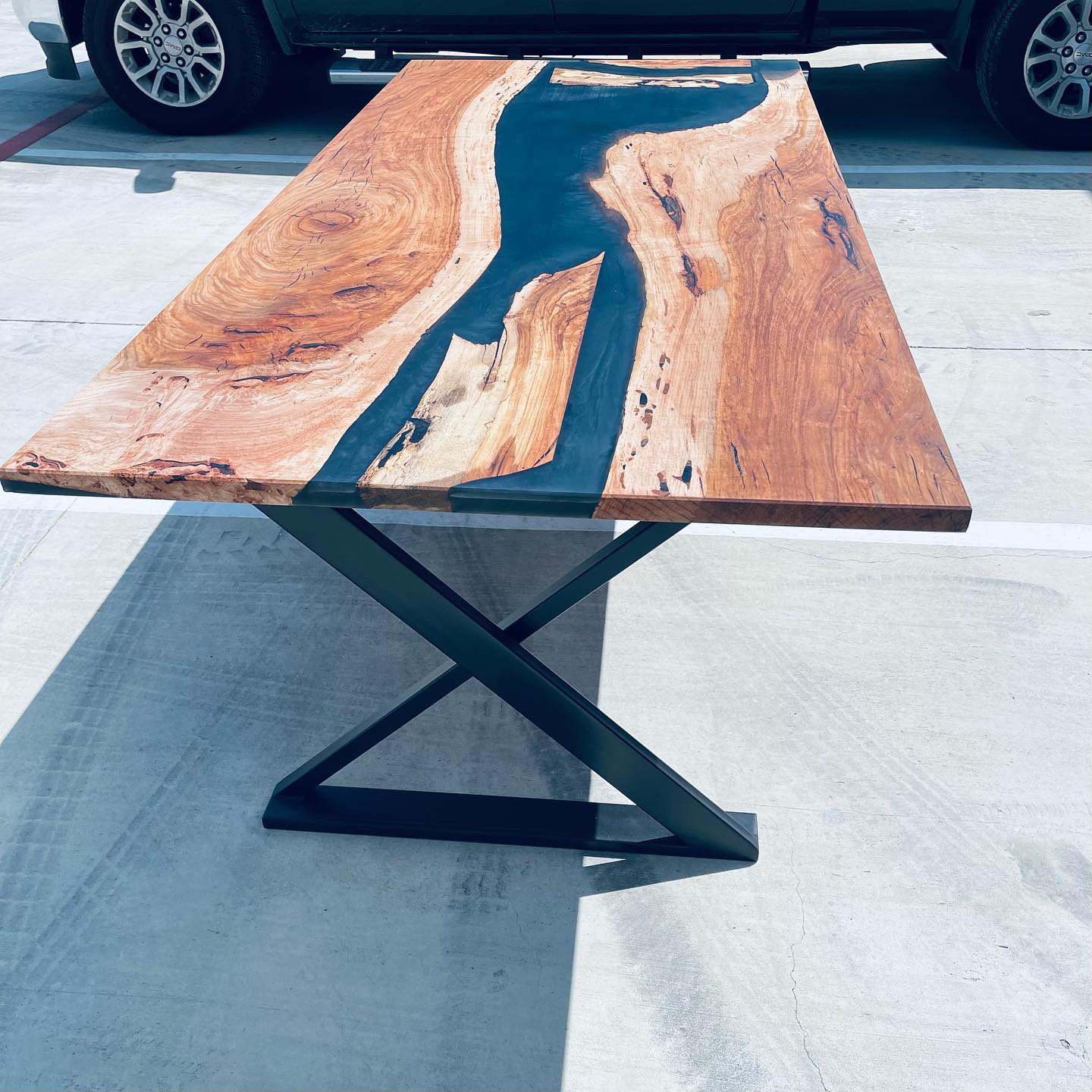 🏷 SALE! Made a bigger table for my client so this table is now for sale. A must see in person if your in the #DFW area.
Pecan and black resin table ~ 96” x 40” x 1.25”
Table Height ~30”
☎️ (940) 222-5830 or click link in bio
Custom table base made by @cedarandsteel_tx. Love having local talent when we need the assist.
#epoxytable #holidayshopping #sale #woodworking #christmasdinnertable