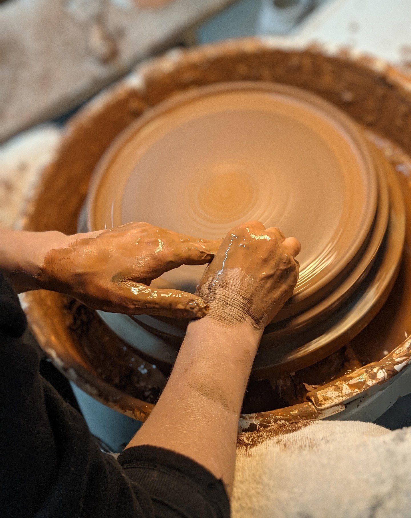 Des assiettes, et encore plus d'assiettes pour @expo.atelier542