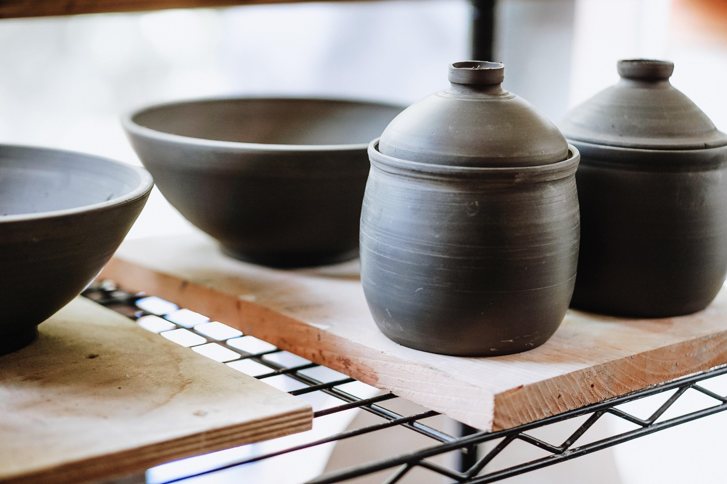 1 jours avant @expo.atelier542 --- Douce lumière sur la Collection Terre Noire