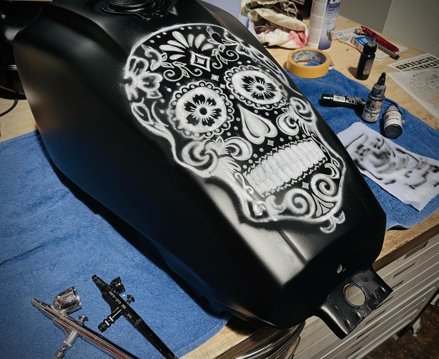Work in Progress… #airbrush #skull #tank #totenkopf #motorradtank #motorrad #motorbike #motorcycle #lackierung #paintwork #germanbikeprojekt by #robby