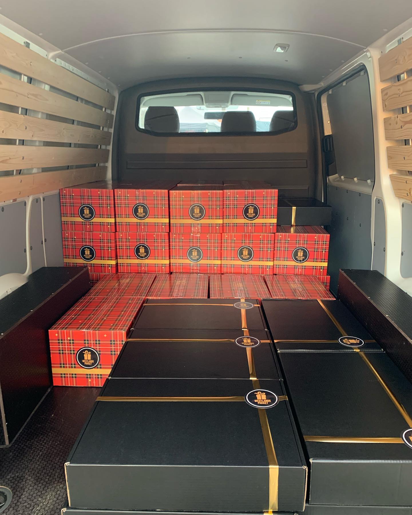 De eerste bestelling #kerstpakketten vol Westlandse streekproducten worden bezorgd! 🎁💫
#kerst #relatiegeschenk #personeelsgeschenk #kerstpakket