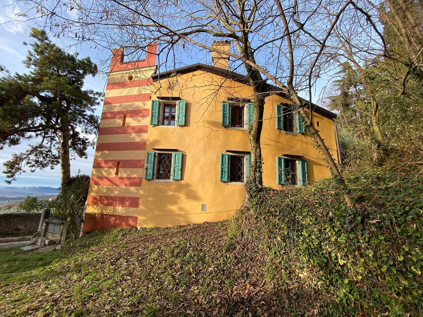 Verkauf-Gardasee👸🏼🤴🏼Sich wie eine Prinzessin oder Prinz fühlen in diesem wundervollem Anwesen in Caprino Veronese am Gardasee…. Gerne Infos über unsere Homepage #hauskauf #Gardasee #immobilien