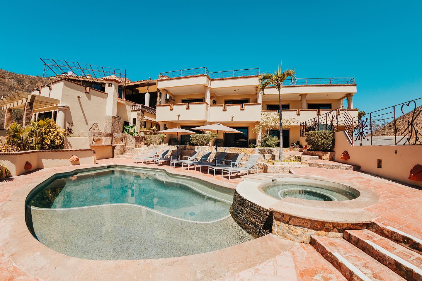 Margaritas by the pool, anyone?🍹
.
.
#castilloblarneyinn #castilloblarney #cabosanlucas #cabolife #poolsidebar #weddingplanning #perfectvenue #destinationwedding #cabowedding #boutiquehotel #caboviews #cabo #happyhour #irishhotel #irishtravel #cabosanlucas #