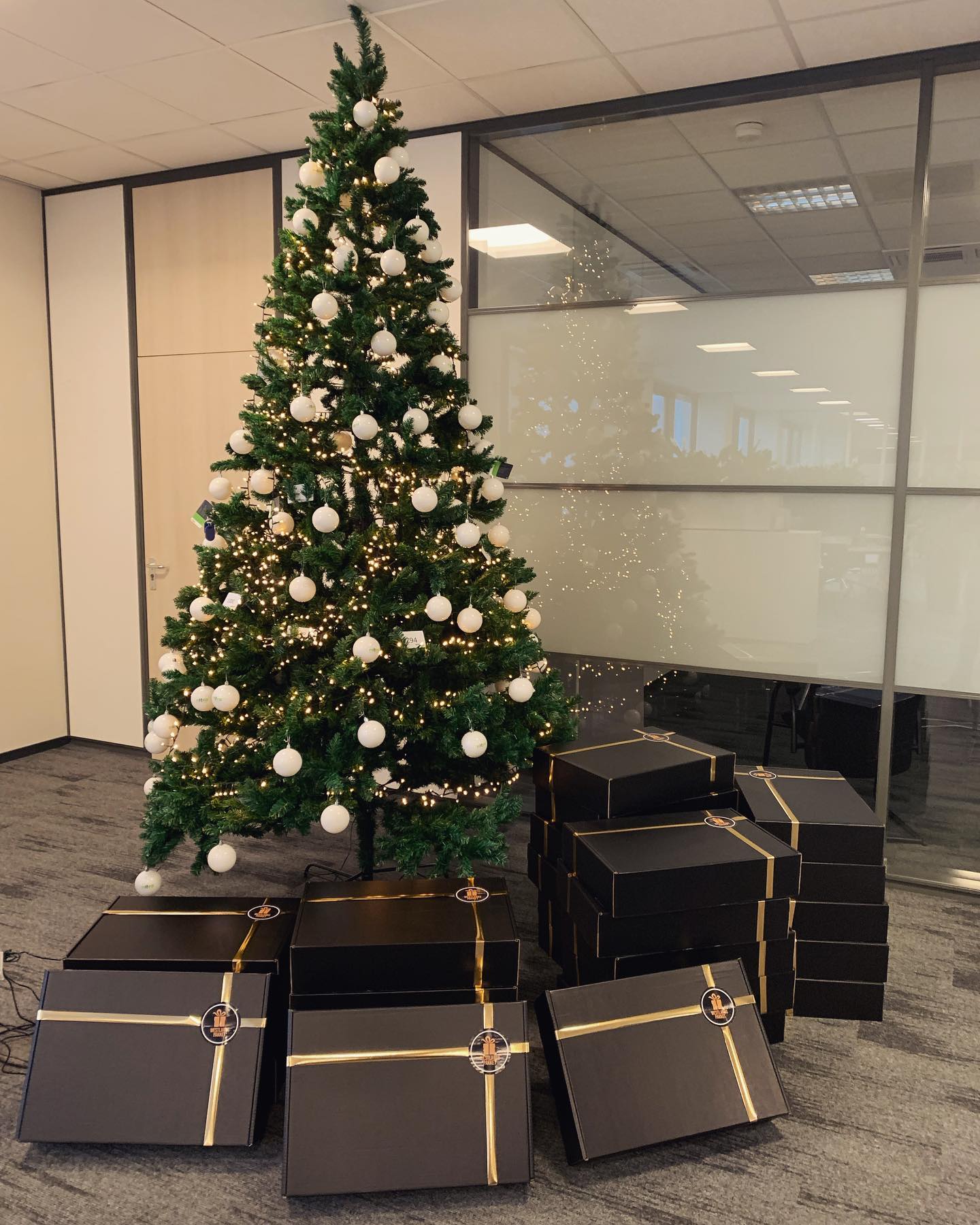 Kijk onze #pakketten eens shinen bij de klant! 🤩💫🎁
Daar doen we het voor! #genieten
.
.
.
.
.
.
#kerst #cadeau #kerstpakket #kwaliteit #westland #zilver #kerstpakketten #westland