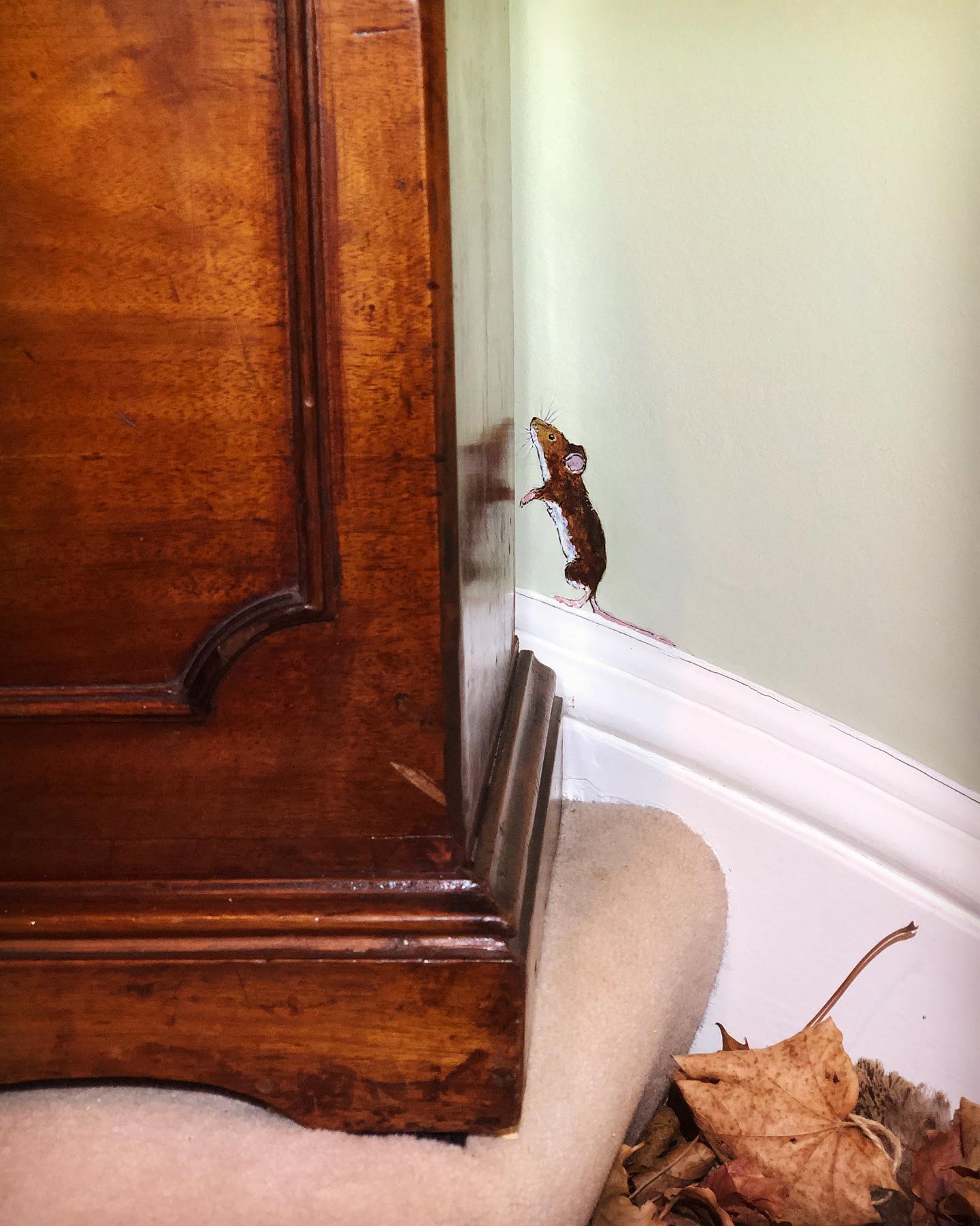 Hickery Dickery Dock. If there’s a clock in the house one of my mice won’t be fare away, plus in this case a cute 🦔 sleeping in the leaves, but that’s another story @florencemorrisclarke
.
.
#wallmurals #wallart #wallartist #artistskit #bespokewalls #illustrationsonwalls #homedecor #interestinginteriors #handpaintedwalls #handpaintedwallpaper #animalwallpaper #wallstickers #nurserydecor #interiordesign #childrensbedrooms #countrysports #sportingart #englishartist #countryart #countryhouseinteriors #townhouseinteriors #miceofinstagram