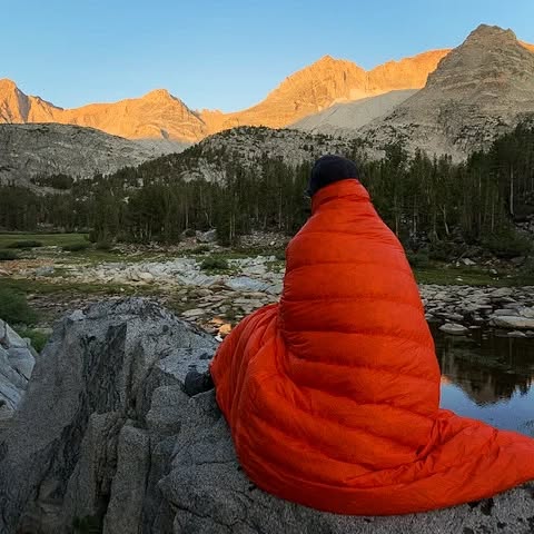 Early mornings in the backcountry 🔥 El Coyote Quilts are a super versatile addition to your ultralight sleep system.
Always Handmade in USA 🇺🇸