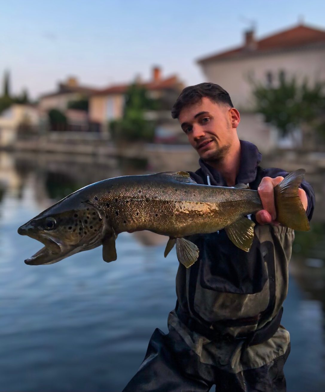 La Sorguaise a encore frappé ! Vous savez d’où vient le nom de cette petite nymphe qui m’a rapporté tant de poissons ? De la célèbre rivière la Sorgue. En effet j’ai pu tester cette nymphe sur plusieurs rivières avec un grand succès mais elle a brillé dans les courants de la belle rivière émeraude. Voici une jolie truite de cette magnifique rivière prise avec la Sorguaise ! Cette nymphe est disponible à la vente, n’hésitez pas à me contacter pour plus d’informations (2ème photos). Merci et à bientôt 😊🎣
•
#peche #pêche #pecheur #troutfishing #troutpornnation #troutporn #troutbum #troutbums #trout #trouthunter #trouthunting #fish #angler #anglerlife #sud #passion #paysage #ouverturetruite #nokill #france #watercolor #photooftheday #truite #naturephotography #nature #naturelover