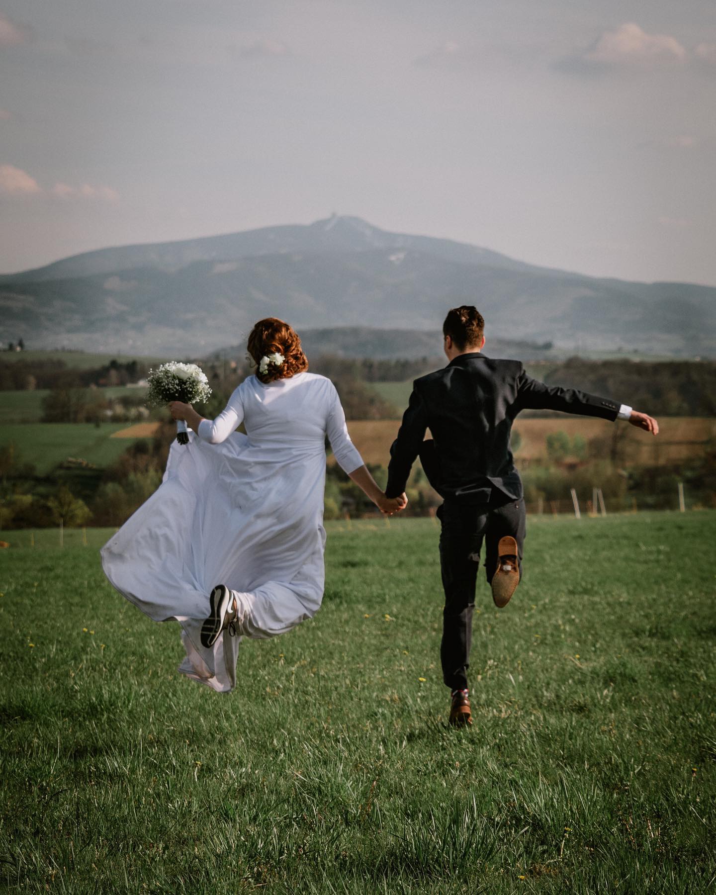 Katka a Čenda :)
#svatba #svatebnisaty #svatba2021 #svatebnifotograf #svatebniinspirace #svatebnifoto #wedding #weedingdiaries #svatebnikytice #instawedding #bride #morava #svatebnimisto #couplegoals #love #laska #fotograf #fotografostrava #weddingphotographer #lysahora #lysohori #beskydymountains #svatbavbeskydech