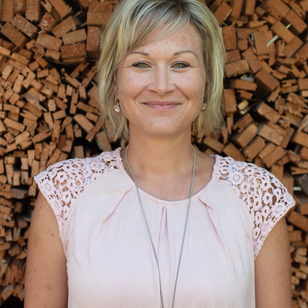 Wir wünschen euch allen einen wunderschönen 4. Advent im Kreise eurer Liebsten ! 🕯🕯🕯🕯
⠀⠀⠀⠀⠀⠀⠀⠀⠀
Und weiter gehts auch schon in unserer Vorstellungsrunde mit unserer lieben @freie_traurednerin.jasmin 💘
⠀⠀⠀⠀⠀⠀⠀⠀⠀
Um sie besser kennen zu lernen, gibt es von ihr ein paar Fakten:
⠀⠀⠀⠀⠀⠀⠀⠀⠀
- Ich bin ein absoluter Familienmensch und das Wohl meiner Familie liegt mir sehr am Herzen.
- In unserem selbstgebauten Haus mit großem Garten, umgeben von der Natur, fühle ich mich mit meiner Familie pudelwohl. Es ist das perfekte Zuhause für uns!
- Auch unsere zwei Katzen und zwei Hasen haben hier ihre Wohlfühloase gefunden.
- Der perfekte Tag für mich: Startet mit einem ausgiebigen Frühstück mit Kaffee, an einem schön gedeckten Tisch, am Besten im Freien.
- Ich bin ein sehr aktiver Mensch, naturverbunden, neugierig und für jeden Spaß zu haben, ob in der näheren Umgebung oder auf Reisen, mit dem Fahrrad oder zu Fuß.
- Durch meine Zwillinge bin ich belastbar und mich bringt so schnell nichts aus der Ruhe...
- Ich dekoriere gerne!
- Meine Kreativität kann ich beim ausgestalten der selbstgemachten Holz-Edelstahl-Weihnachtskunstwerke meines Mannes ausleben.
- Ich liebe Musik und tanze gern!
- Mein größter Wunsch : Gesundheit für meine Familie, Freunde & mich, um das Leben bis ins hohe Alter genießen zu können.
- Mein Lebensmotto: LEBE, LACHE, LIEBE
⠀⠀⠀⠀⠀⠀⠀⠀⠀
So, das waren schon mal eine Menge Infos ! Wenn ihr noch mehr über Jasmin erfahren wollt, dann schreibt ihr oder uns doch gerne eine DM. 💌
⠀⠀⠀⠀⠀⠀⠀⠀⠀
#freietraurednerin #freietrauung #franken #freietrauunginfranken #freietrauunginbayern #heirateninfranken #hochzeit2022 #verlobt #braut #hochzeitsinspiration #heirateninnuernberg #heirateninbamberg #hochzeitfränkischeschweiz #hochzeitwürzburg #liebemeinenjob #teamwortefuerdieewigkeit