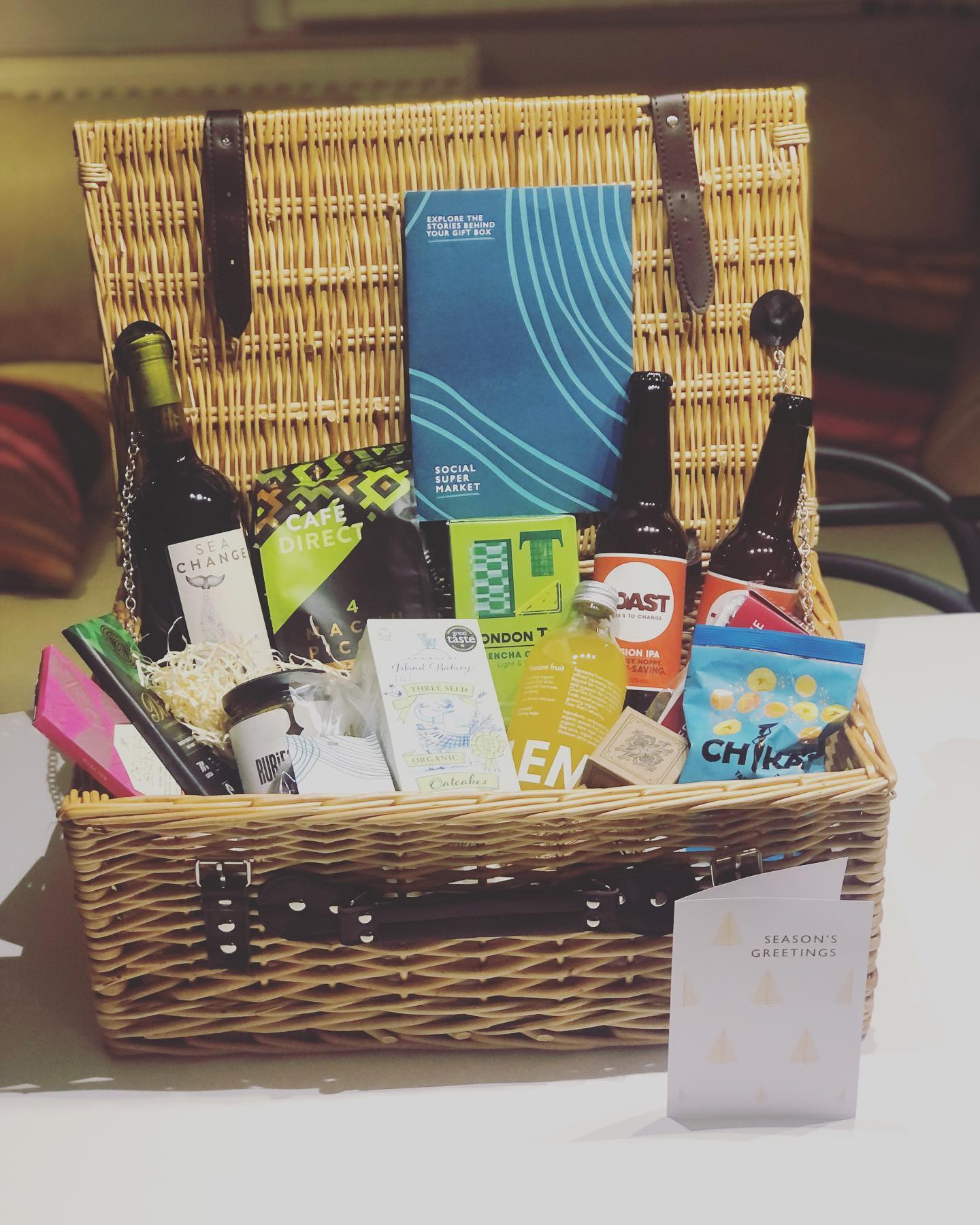 Wrapped up my last London clinic of 2021 last week with a full heart. Wishing everyone a wonderful Christmas break and look forward to seeing you in person (and virtually) in the New Year! 🎄🍾
Was really touched by this Christmas hamper by @thesocialsupermarket. Each product has a tangible impact on people and the planet. For example ‘Sea Change’ the environmentally responsible wine that directly supports ocean conservation.
#nrgnutrition #eatwellbewell #ethicalgifting #christmashamper #seachangewine #socialsupermarket #supportlocal