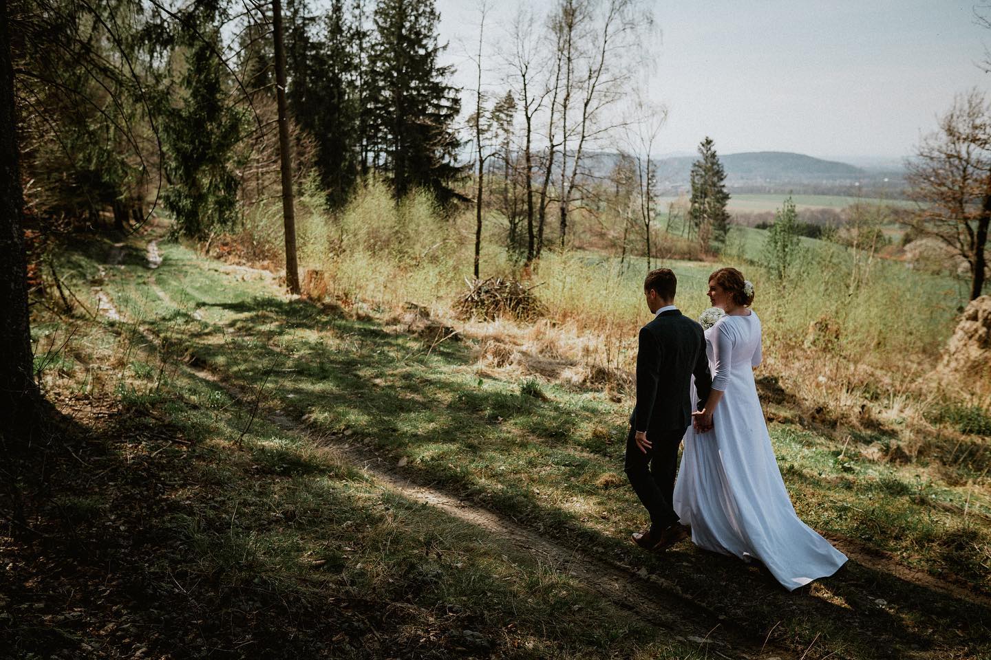 Katka a Čenda :)
#svatba #svatebnisaty #svatba2021 #svatebnifotograf #svatebniinspirace #svatebnifoto #wedding #weedingdiaries #svatebnikytice #instawedding #bride #morava #svatebnimisto #couplegoals #love #laska #fotograf #fotografostrava #weddingphotographer #lysahora #lysohori #beskydymountains #svatbavbeskydech