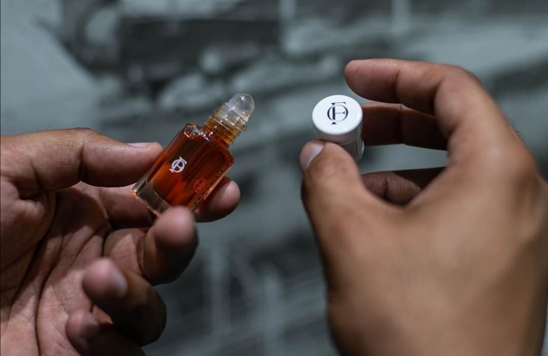 Gifting perfumes is a gift that keeps on giving! Ever smelt a fragrance that reminds you of a person, a memorable time or place? Perfumes create memories. When you give someone a fragrance that you have chosen just for them, it is one of the most thoughtful and personal gifts you can give. There is no classier gift; the gift of scent can create lifelong connections. Years could go by and every time that individual would smell the perfume or something similar, thereās a good chance that the person would think of you!
.
.
.
.
.
.
.
.
.
.
#alsaeedco #forestoud #oudh #perfumeaddict #perfume #shopping #gift #eid #giftforher #giftforhim #happy #halal #monday #holiday #l4l #ootd #ooty