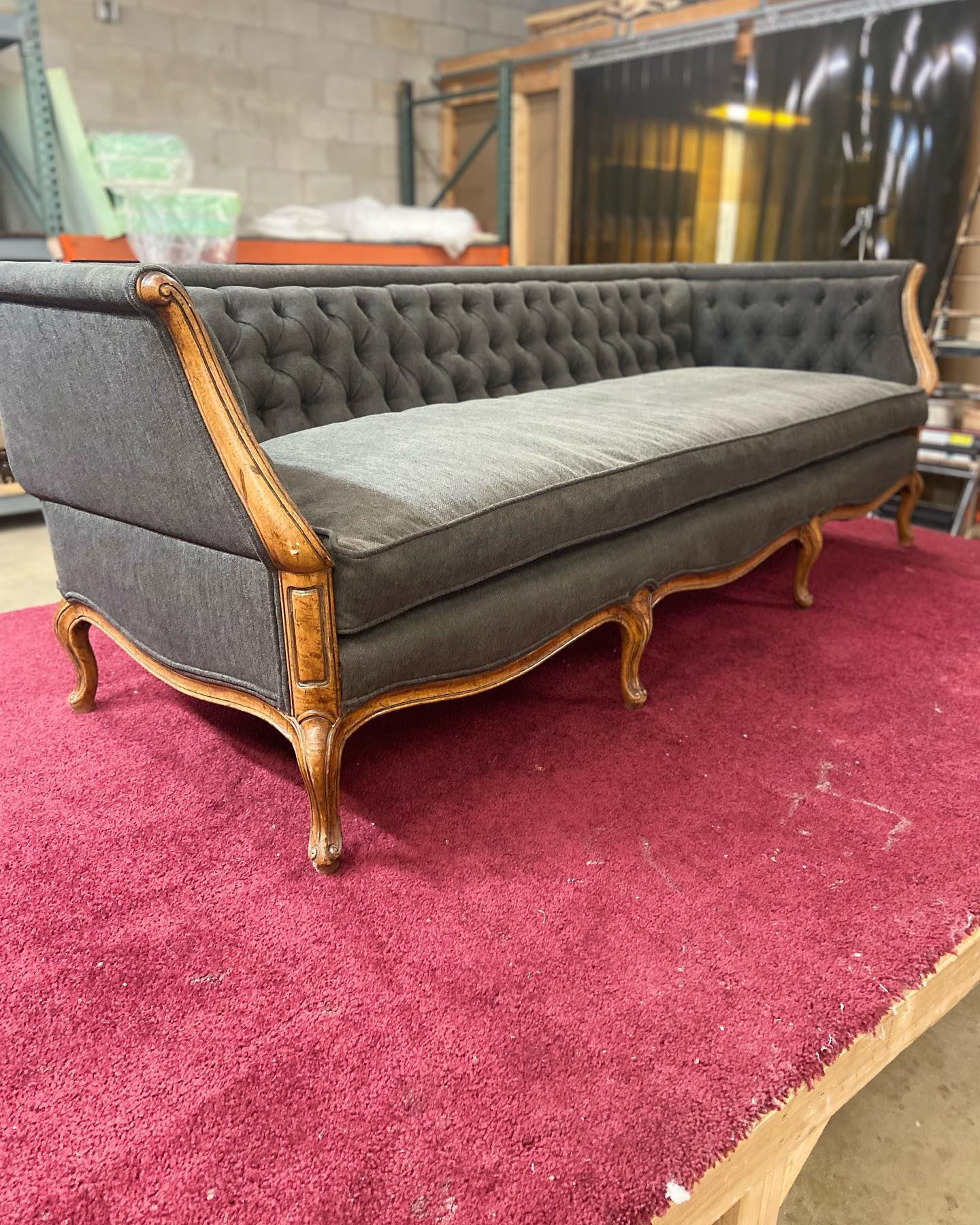 This sofa has been on a long road to reach its total transformation. From tear down, to replacing the 8-way hand tied spring system, new tufting and upholstery, it’s like a brand new again. Now it’s finally ready to head back home. Thanks for letting us be your upholsterers @danagiovis
#Upholstery
#614
#asseenincolumbus