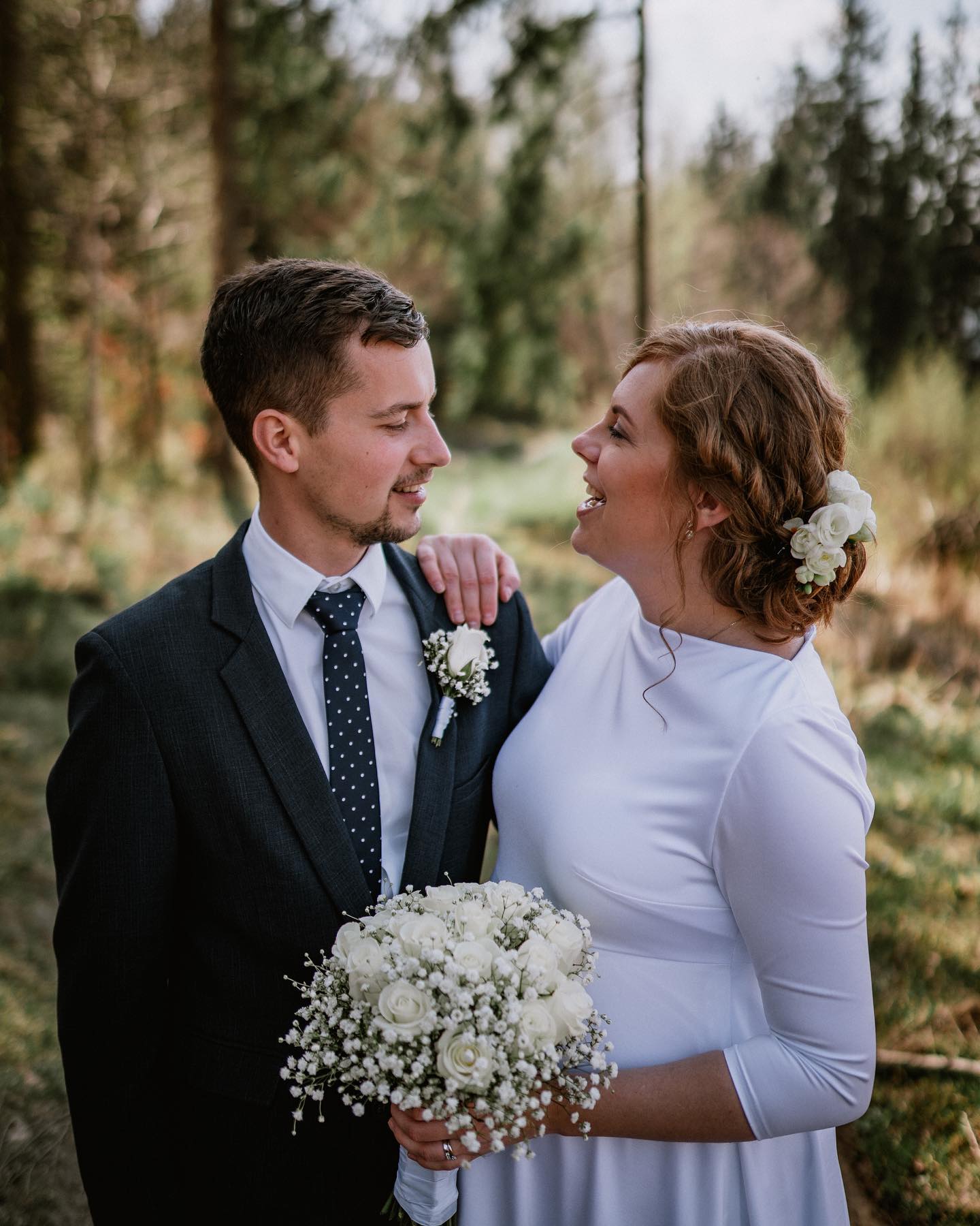 Katka a Čenda :)
#svatba #svatebnisaty #svatba2021 #svatebnifotograf #svatebniinspirace #svatebnifoto #wedding #weedingdiaries #svatebnikytice #instawedding #bride #morava #svatebnimisto #couplegoals #love #laska #fotograf #fotografostrava #weddingphotographer #lysahora #lysohori #beskydymountains #svatbavbeskydech