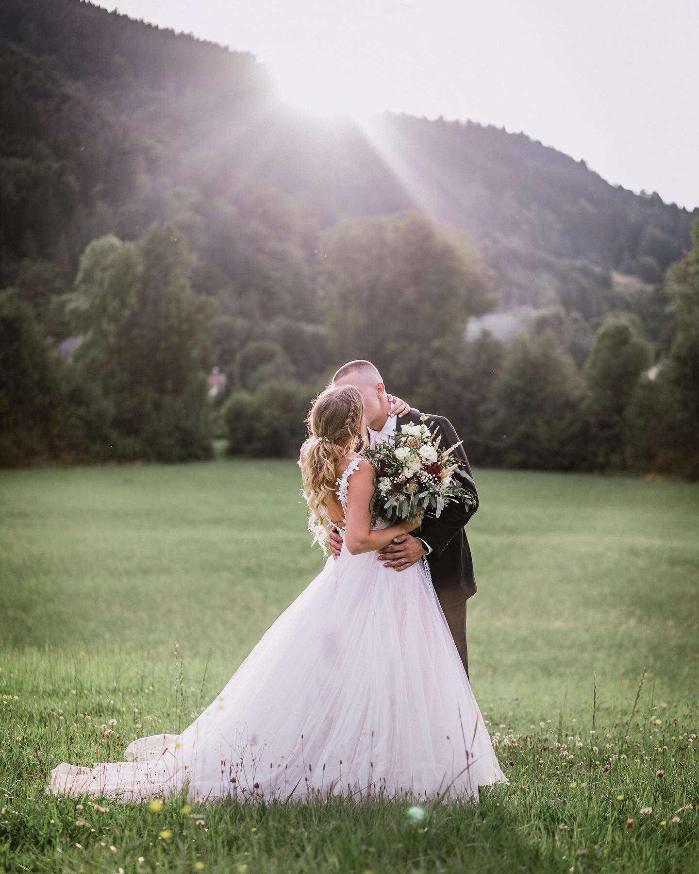 Svatba Nikol a Lukáše
#svatba #svatebnisaty #svatba2021 #svatebnifotograf #svatebniinspirace #svatebnifoto #wedding #weedingdiaries #svatebnikytice #instawedding #bride #moravka #svatebnimisto #love #laska #fotograf #fotografostrava #weddingphotographer #lysahora #lysohori #beskydymountains #svatbavbeskydech #sonyphotography #sonygangcz #svatbavprirode