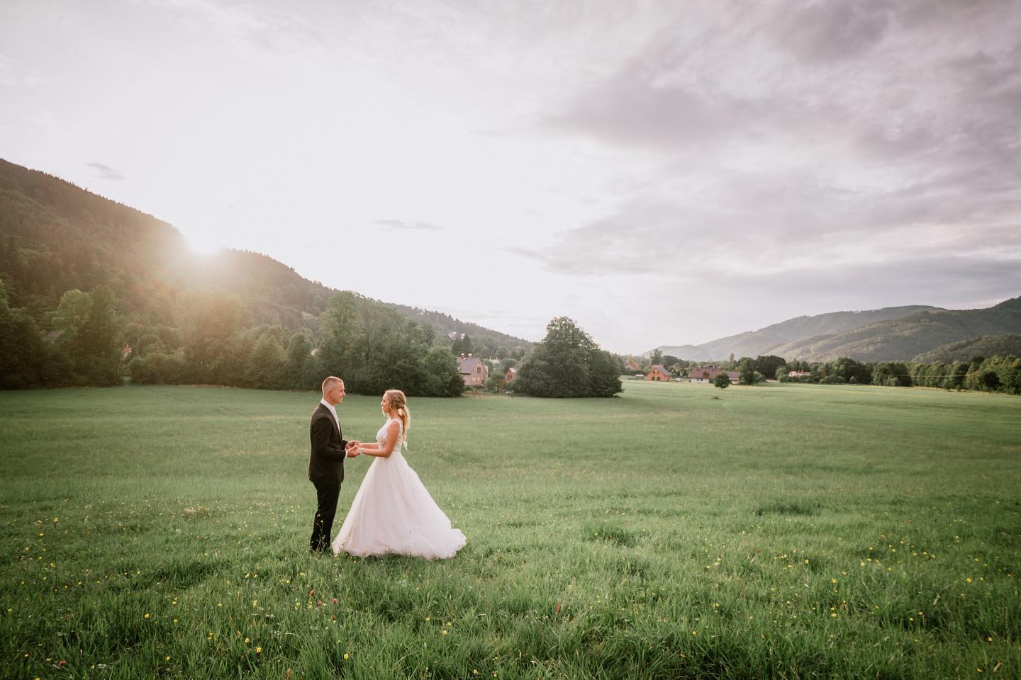 Svatba Nikol a Lukáše
#svatba #svatebnisaty #svatba2021 #svatebnifotograf #svatebniinspirace #svatebnifoto #wedding #weedingdiaries #svatebnikytice #instawedding #bride #moravka #svatebnimisto #love #laska #fotograf #fotografostrava #weddingphotographer #lysahora #lysohori #beskydymountains #svatbavbeskydech #sonyphotography #sonygangcz #svatbavprirode