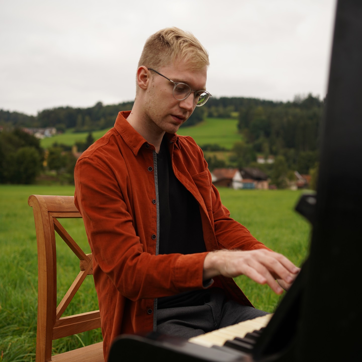 #music #piano #nature #meadow #klavier #blackandwhite #oldpiano #portrait #cloudy #tree #triomusic #videodreh #shooting #photoshoot #moments #livemoments #musicmoment #feelings #glasses #closeup #love
Fotos: @louis.hoerner
