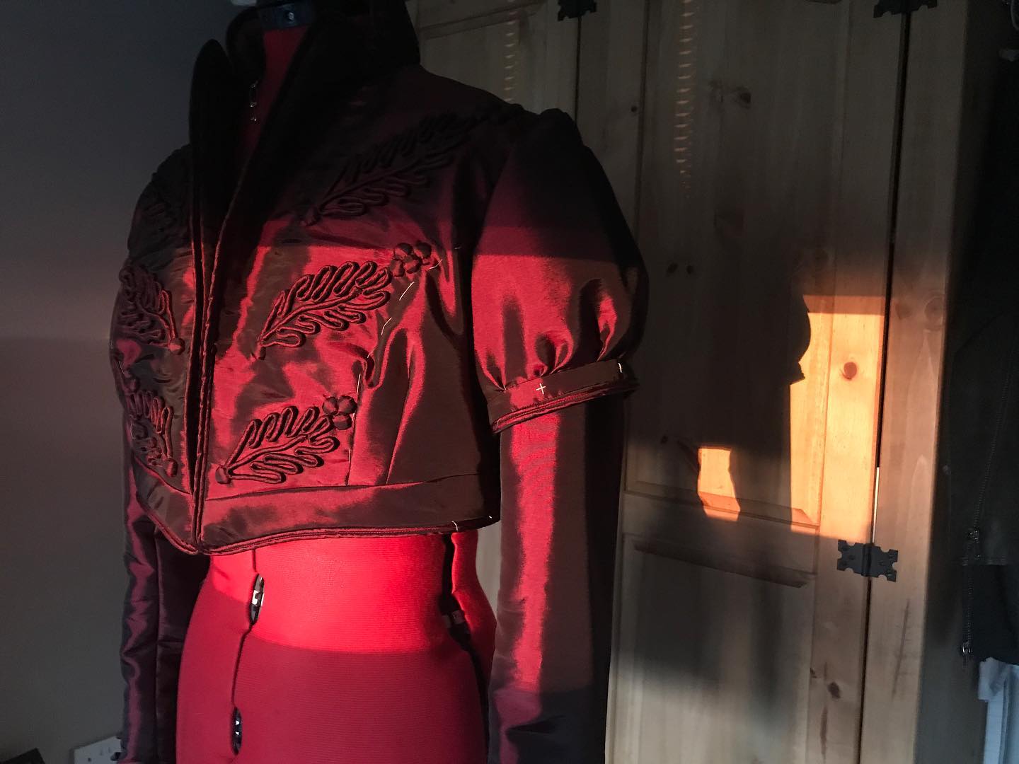 I’ve been so nearly finished with this jacket for months now, so many things kept popping up and distracting me from literally only needing to make and put three petals on the the left shoulder!
Hopefully now that I’ve seen this photo I took back in August I’ll finally be able to make myself finish it! It’s strange that I lost the motivation to finish it, because I remember really enjoying making it!?🤷🏼♀️
The photo doesn’t do just to how much this fabric was ✨glowing✨ in the sunset, it’s so beautiful!!
The pattern can be bought from @costumeindustrycoalition
#hamiltonspencer #spencerjacket #hamilton #paultazewell #costumemaking #dressmaking #regencyfashion #regency #twotonetaffeta