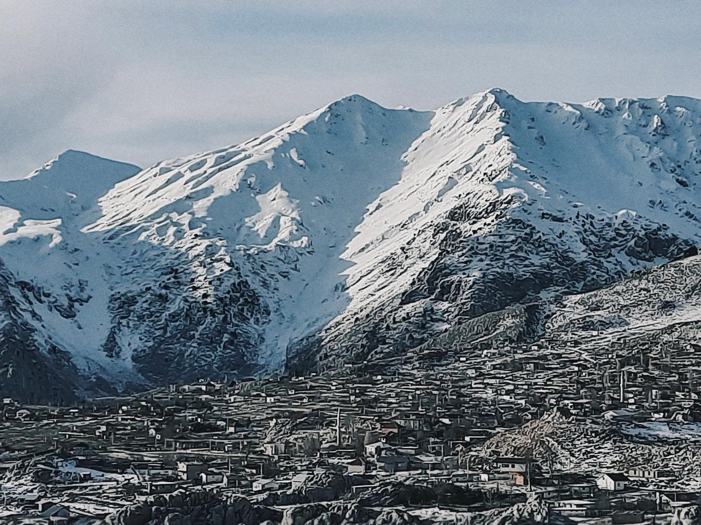2022 ile birlikte yılın ilk kar müjdesi de geldi. ❄️
Fotoğraf Antalya Beydağları Dağ grubunda yer alan Tunç/Bereket Dağı’ndan.(2680m)
Tunç Dağı, Antalya’dan bakıldığında üç üçgenli dağ olarak görünür. Üç zirvesi olan bu güzel dağı Öztürk Kayıkçı’nın kadrajından sizinle paylaşalım istedik.
Tunç/Bereket Dağı’na Feslikan Yaylası ve Kar Çukuru yolundan gidebilirsiniz.✨🏔🧣
📸 #öztürkkayıkçı
•
•
#climbing #climber #rockclimbing #petzl #boltingantalya #antalya #geyikbayırı #çitdibi #tunçdağı #bereketdağı