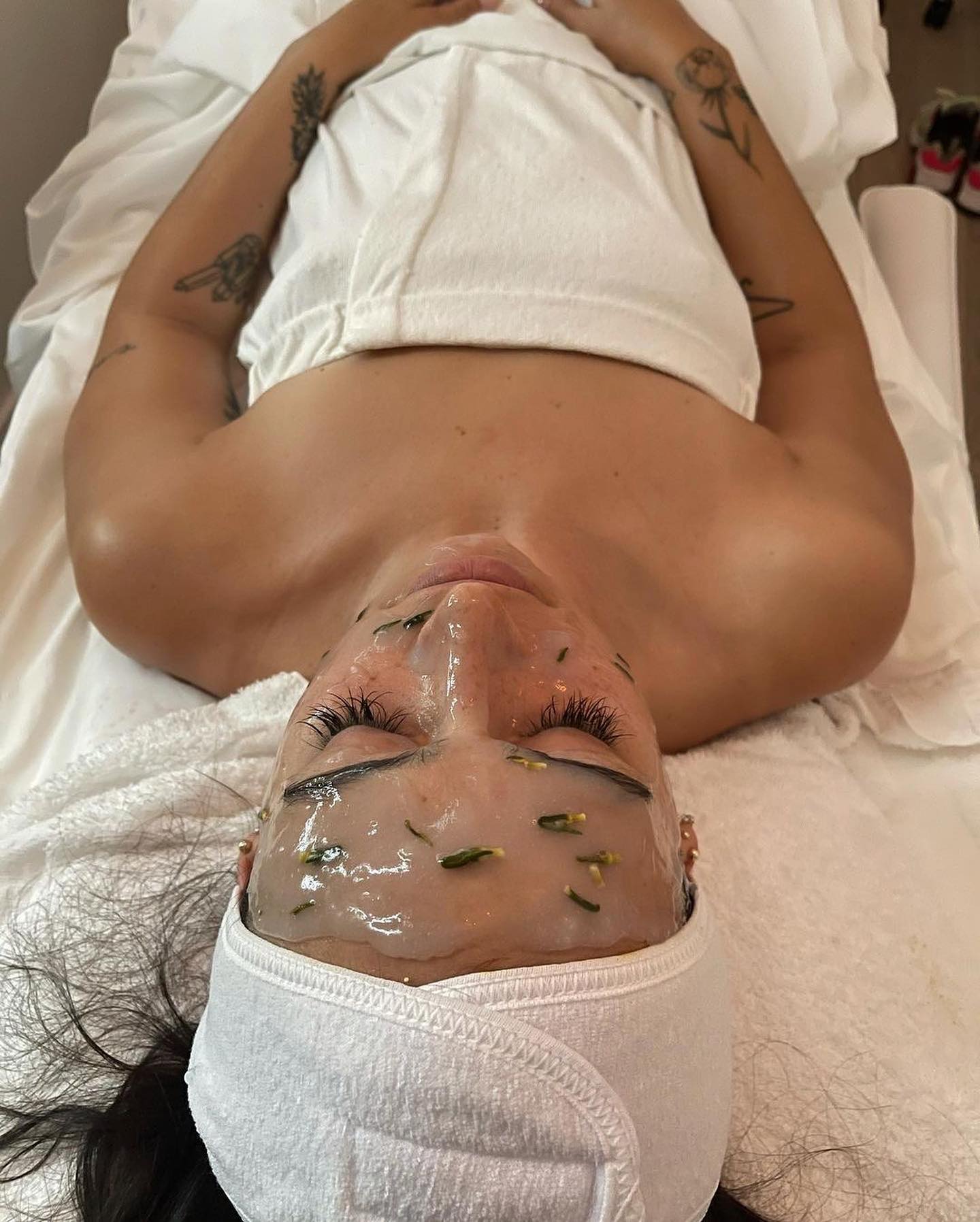 โจ๐ถโ๐ซ๏ธ BOOK YOURSELF A FACIAL๐งโโ๏ธโจ
โข
Change me - best for hyperpigmentation, wrinkles and mild acne.
Forever young - best for dehydrated/wrinkled skin. Made to lift and tone.
Dreamland - strictly relaxation based. A couple masks and deep massage on neck, shoulder and arms.
Bye acne - for intense acne treatment. This can also be offered as a back/shoulder treatment as well, if you struggle with body acne!
All are 60 minute appointments, excluding the Bye Acne which is 45 mins! All offer massage and multiple masks that will target any skin concerns brought up during the consultation. โจ๐ค
โข
#facials #jellymask #sandiegofacials #browlamination #browcode #browtint #lamination #volumelashes #blushlashbar #sandiegolash #blush #lashes #eyelashextensions #bellalash #sandiego #northpark #hillcrest #pumpkinmask #enzyme #extractions #facials #jelly #sandiegolash #relax #selfcare #pumpkinpeel #northpark