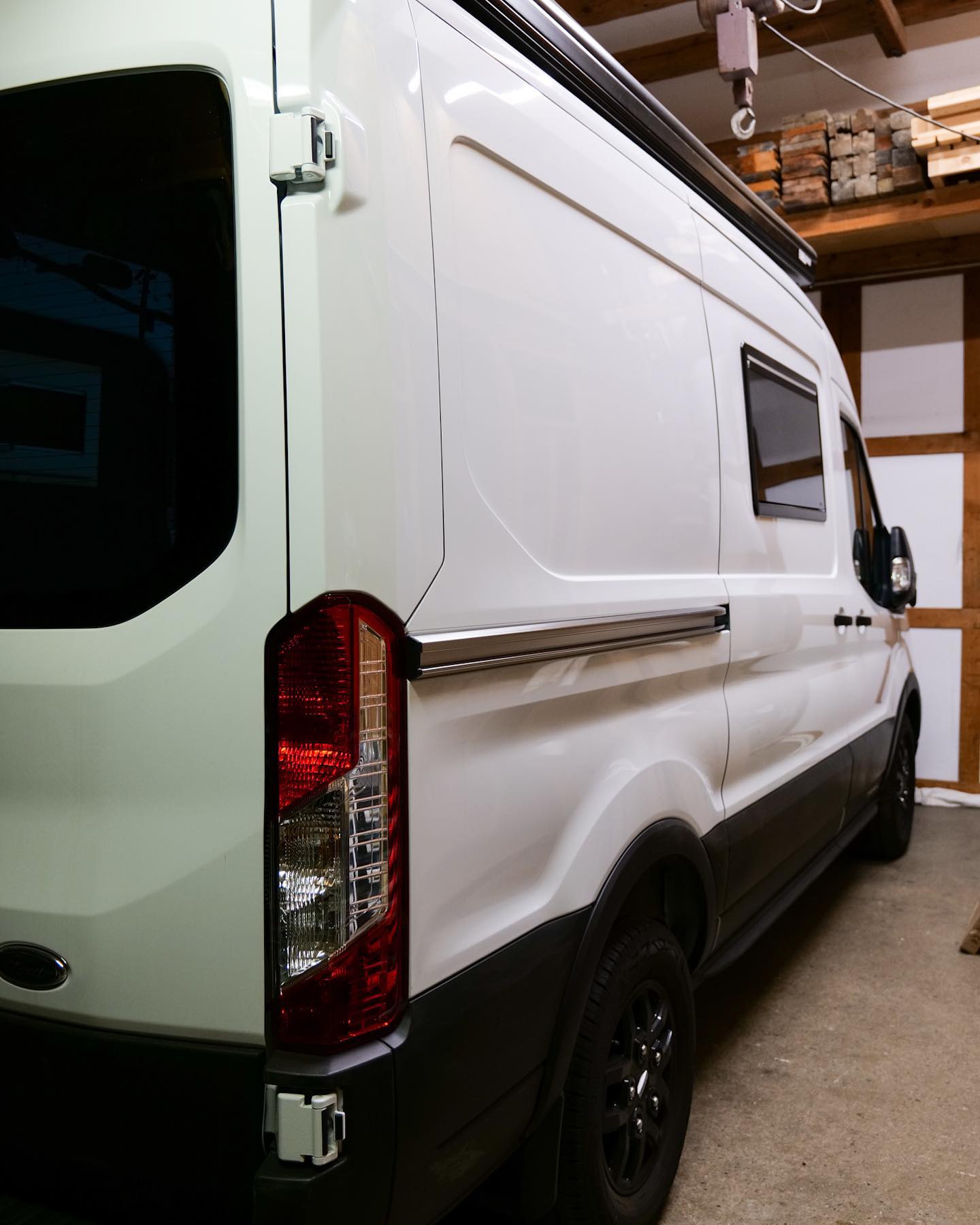 HAPPY NEW YEAR!🎉
Nach einer etwas ruhigeren Woche geht es nun mit vielen spannenden Projekten wieder los.💪🏼
So wie dieser Ford Transit, der sich zum Ganzjahrescamper entwickelt.🛠❄️☀️
Damit du dir im Winter keine Sorgen ums Wasser machen musst, kannst du per Knopfdruck den Grauwassertank unter dem Fahrzeug beheizen.🔥
Auch der Füllstand beider Tänke kann bequem von Innen überprüft werden.💦
Du siehst also, es sind keine Grenzen gsetzt😉
stay tuned!✌🏼
#camper #fordtransit #fordtransittrail #workshop #winter #summer #camperlife #campervans #vanlife #vanlifeschweiz #buildyourvan #cultvans #builder