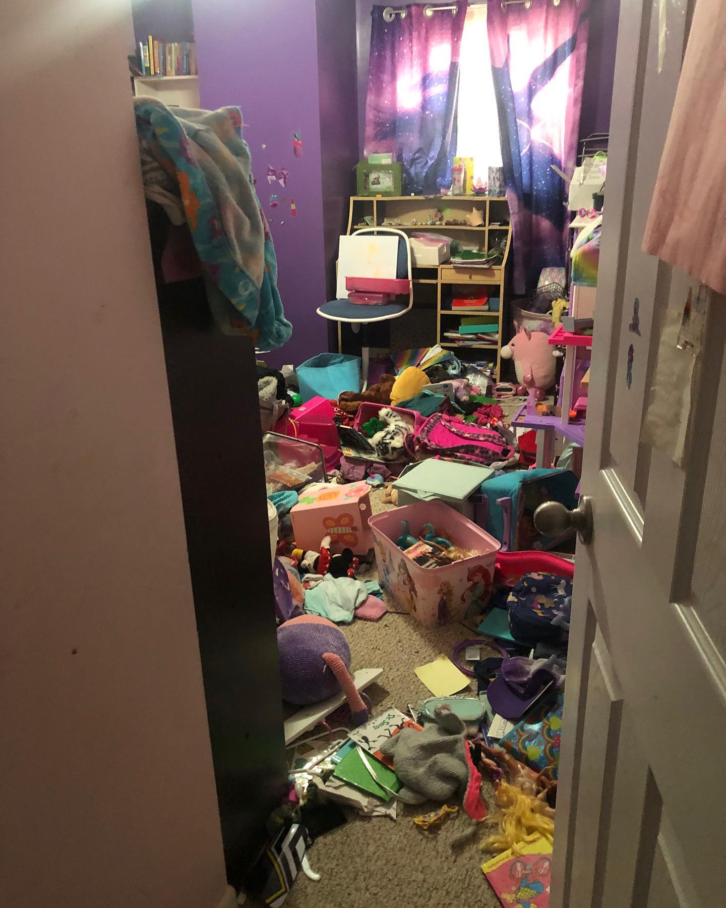 Before ➡️ After Believe it or not, it was SO FUN to organize this room! Obviously, things had gotten a little out of hand. When a room gets overwhelming, the likelihood of tackling it actually goes DOWN. 📉 A little bit of mess can be motivating, but when it seems impossible, most people throw up their hands. Fortunately, I legitimately enjoy transforming spaces like this because I can see past all the clutter and recognize the potential. And I had the BEST reaction ever to the “big reveal”—the family dog ran in and rolled all over on the floor—clearly thrilled to have a wide open space to just stretch out and play! 🐕🐶 Contact me today to see how I can transform YOUR space! 💖
.
.
.
.
#organized #organization #homeorganization #professionalorganizing #professionalorganization #homeorganizer #organizedhome #organizedlife #organizeyourlife #declutter #clearspaceclearmind #innerpeace