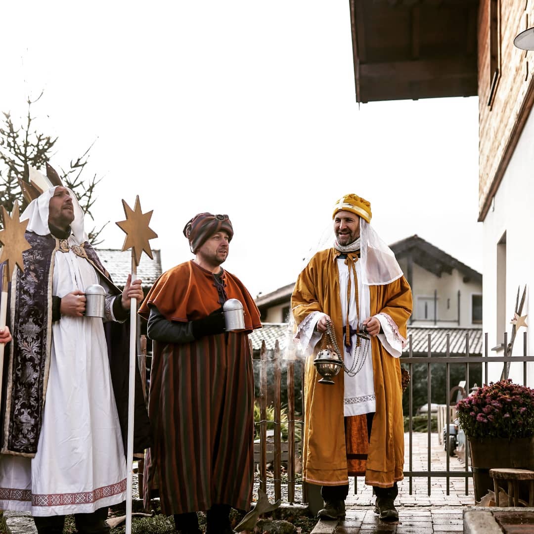 Heute besuchten uns die "großen Sternsinger" um die Segenswünsche zum Dreikönigstag zu überbringen.
Hat uns gscheid gfreid, vielen Dank dafür!
Und hoffentlich viele Spenden am heutigen Tag!
#saaldorfsurheim #gemeindesaaldorfsurheim
#sternsingeraktion
#berchtesgadenerland