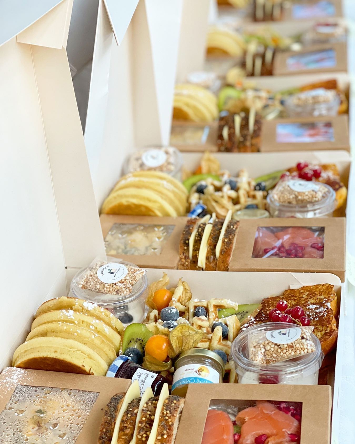 Vous avez Ă©tĂ© si nombreux avec nous ce week-end pour fĂȘter cette nouvelle annĂ©e ! đŸ Vous nous avez lancĂ© 2022 comme jamais !
On vous souhaite Ă tous nos meilleurs vĆux, que cette nouvelle annĂ©e soit gourmande, ensoleillĂ©e et remplie de folies âš
On vous prĂ©pare tellement de choses đ€« ! Les idĂ©es⊠ce nâest pas ce qui manque, en revanche le temps⊠, et ça passe si vite ! Mais on vous promet que cette annĂ©e, câest le vrai dĂ©but de lâaventureeee đ„, alors resteeeez avec nous đ€đŒ
Merci Ă tous pour votre bienveillance, câest grĂące Ă vous que nous avons bientĂŽt 1 an ! đ„
#brunchevous #brunchbox #brunchstcergues #biscuits #food #foodinstagram #brunch #brunchtime #brunchhautesavoie #brunchdudimanche #saintcergues #stcergues #machilly #juvigny #veigy #veigyfoncenex #loisin #lucinges #bonsenchablais #douvaine #villelagrand #fillinges #nangy #bonne #ballaison #cranvessales #newyear #newyearbrunch #newyeareve #newyearparty