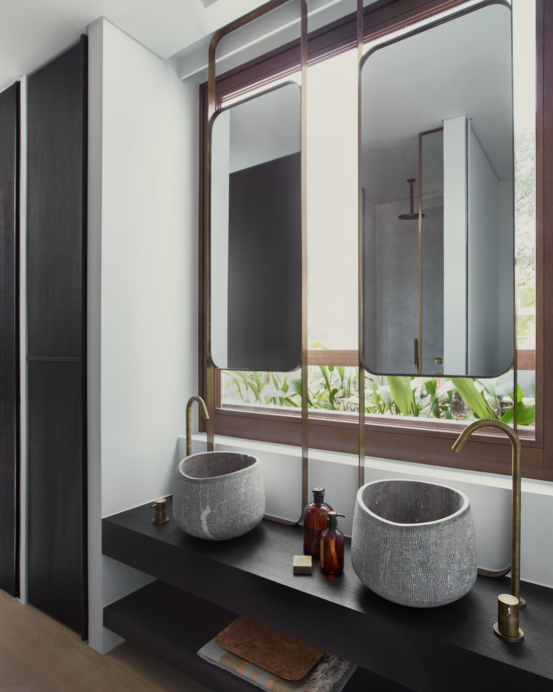 Happy New Year, hope everyone is looking forward their first week back after the festive break. With some new builds coming up it’s all about bathrooms in Jan, for me one of the most important rooms in the house, often overlooked and filled with tiles and white porcelain. I love this image from @architonicag drawing on my love of Mediterranean design #interiordesign #interiordesigneroxfordshire #bathroomdesign