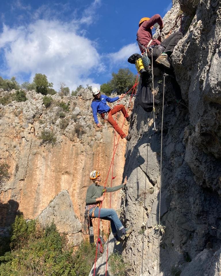 Yılın ilk boltlama workshopu #öztürkkayikci tarafından düzenlendi.
Katılımcılar: @fleurklimgeit @ardaposlu_ @ahmtgunr
@yuksekisler @petzl_official
#bolting #rebolting #routesetting #routemaintenance #newroute #newcrag #climbingroute #geyikbayırı #antalya #turkey #climbing #rockclimbing #sportclimbing