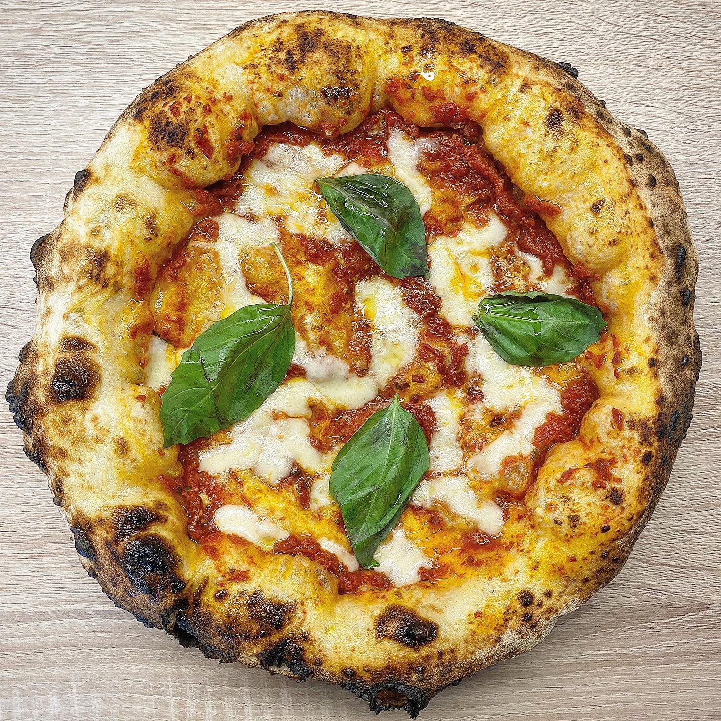 This Margherita is special 😍 Do you know why?
A part from the amazing dough made with biga (Thank you @giorilli ) and cooked in the @oonihq oven, but the sauce is the protagonist. It’s a mix of Datterino and San Marzano tomatoes, hand pressed and cooked until the sauce is reduced 🍅 I can taste summer in my mouth 🤣
Try it and let me know 🍕
#buonappetito
