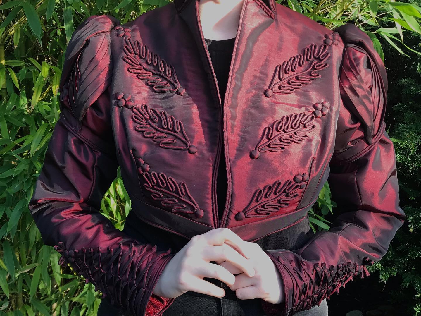 The Hamilton Spencer is finished🎉🎉
Despite lots of mishaps and steep learning curves, I loved making this! Particularly the decorative elements that were all new techniques that I’m glad I’ve learnt🌿
Pattern is from @costumeindustrycoalition
Two tone taffeta from @minervadotcom
#hamiltonspencer #spencerjacket #regencyfashion #costume #costumemaking #twotonetaffeta #hamilton #paultazewell #costumeindustrycoalition