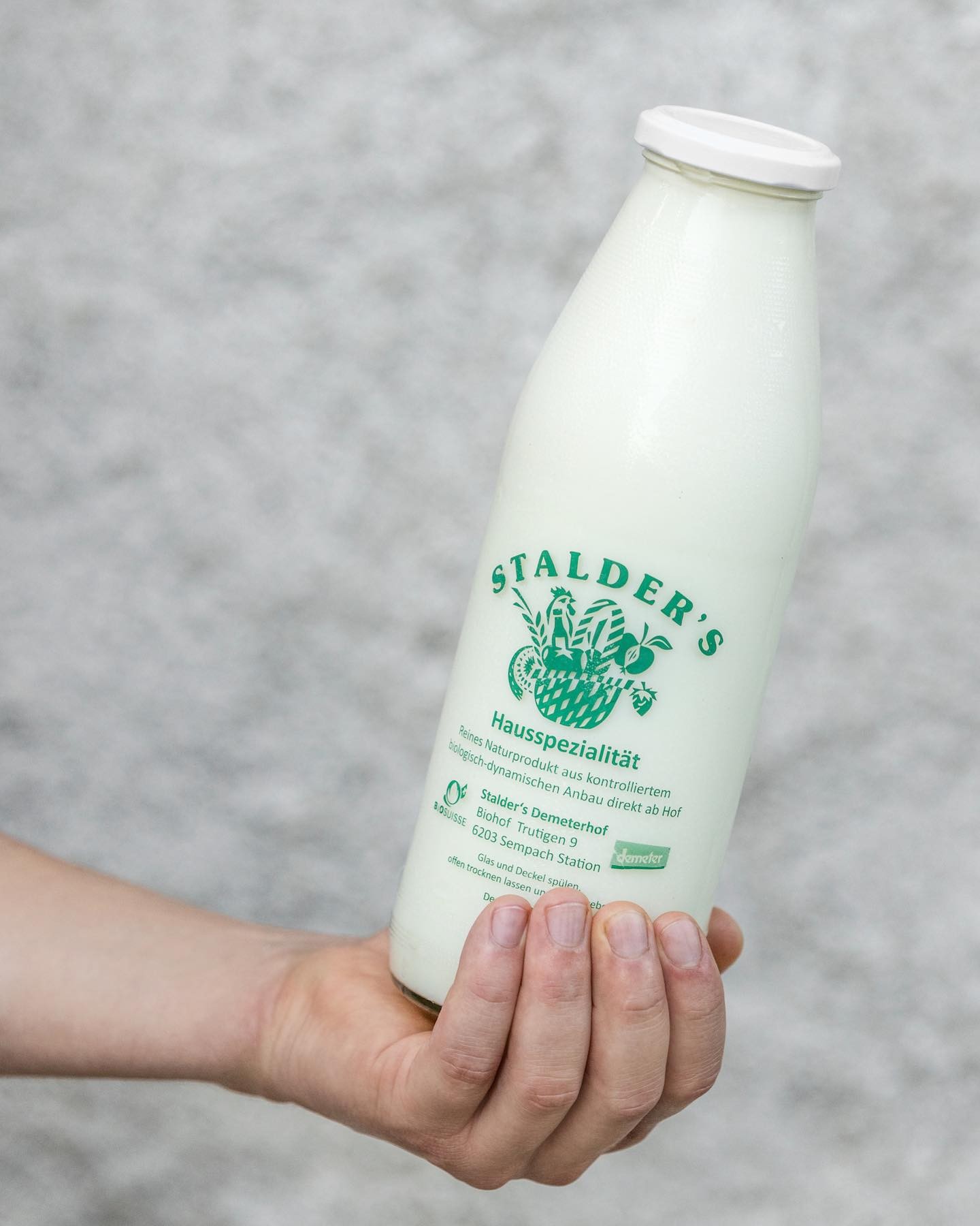 Naturbelassene Milch von glücklichen Kühen, die ihre Hörner behalten dürfen? Gibts bei uns!😋
Wusstet ihr, dass unsere Kühe nur Futter von unserem eigenen Hof verspeisen?🤗
Regionalität ist also auch bei unseren Kühen das A und O.
Dadurch, dass unsere Kühe so lange bei uns leben dürfen (inkl. der 23 Jährigen Juta) ist die Milch umso nachhaltiger. Dies da die ‚unproduktive Phase‘, sprich die ersten 2 1/2 Jahre des Kuhlebens, wenn sie noch heranwachsen, auf viele Liter Milch im restlichen Kuhleben verteilt werden kann. Deshalb werden auch die Methanemissionen aus dieser Aufzuchtzeit auf viele Liter Milch verteilt, was den einzelnen Liter dadurch ökologischer macht.
Unsere Milch gibts frisch bei uns am Markt zu kaufen, auf Vorbestellung können auch grössere Mengen bezogen werden. Z.B. wenn man seinen eigenen Frischkäse herstellen will… Wer will sich mal als Hobby-Käser*in probieren?😜👨🏽🍳
.
.
#milch #hornmilch #demetermilch #regionalemilch #nachhaltigemilch #gesundemilch #geschmackvollemilch #naturbelassenemilch #hornkühe #braunvieh #biosuisse #demeter